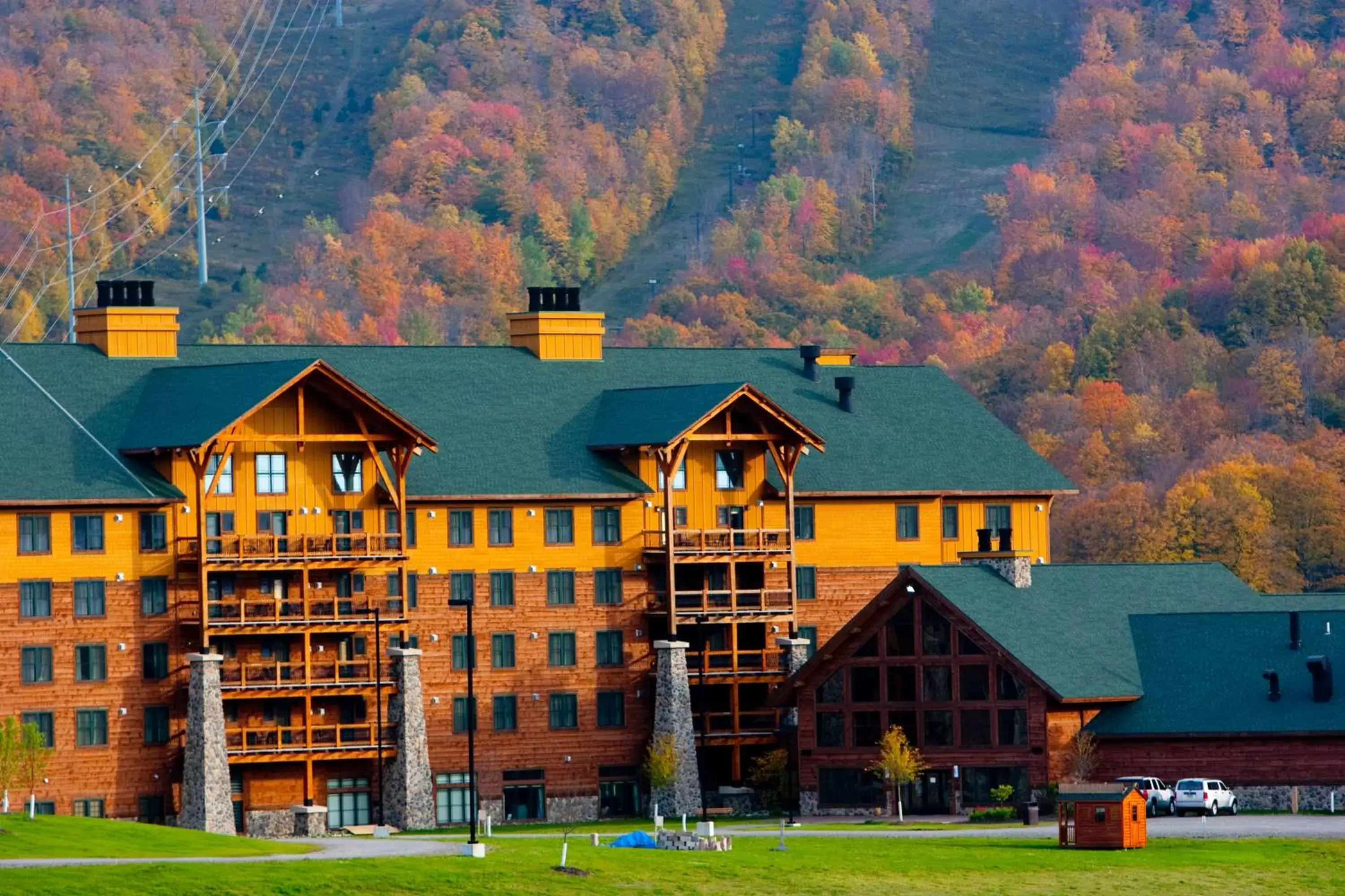 Property Building in Hope Lake Lodge & Indoor Waterpark