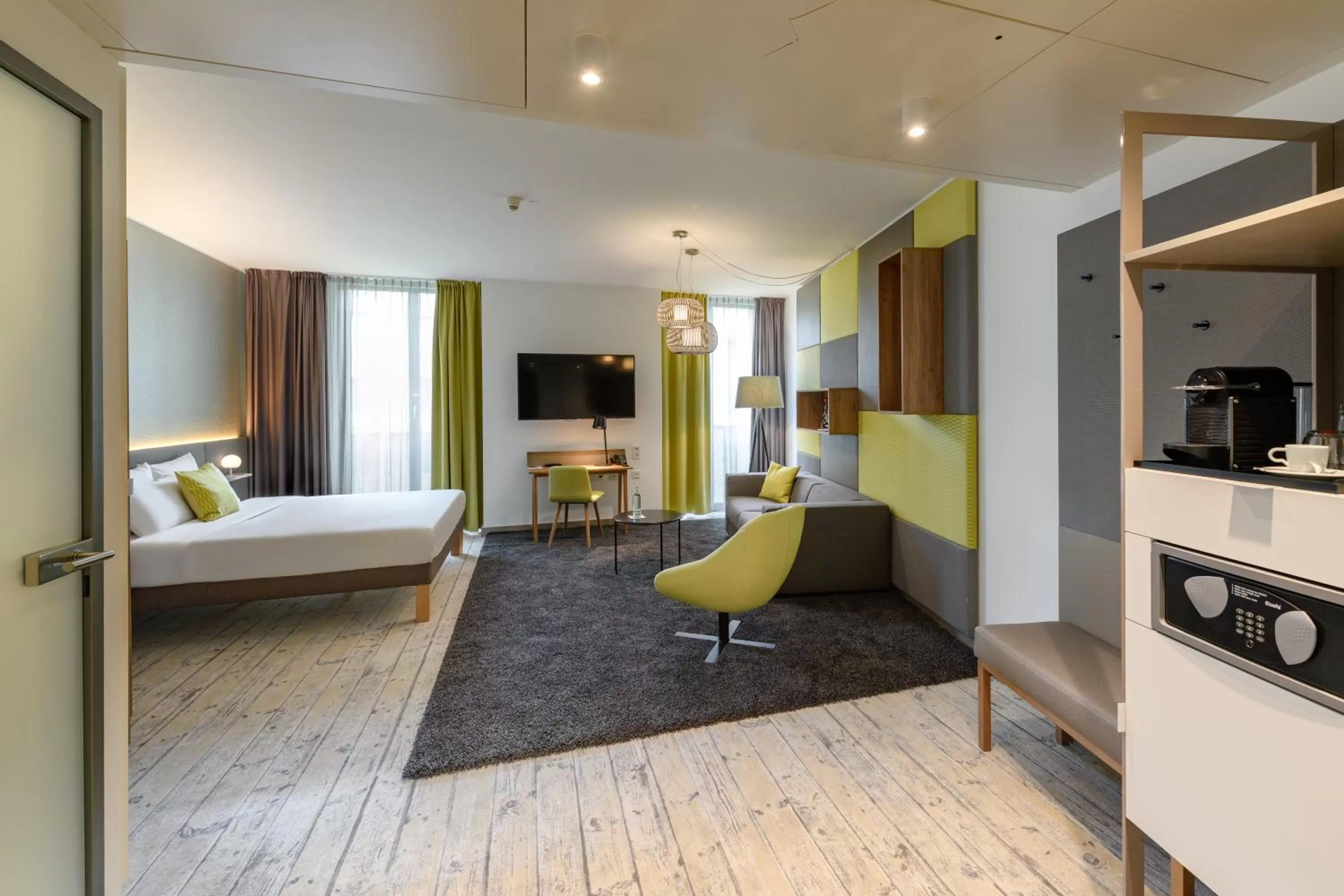 Photo of the whole room, Bed in Novotel München Messe