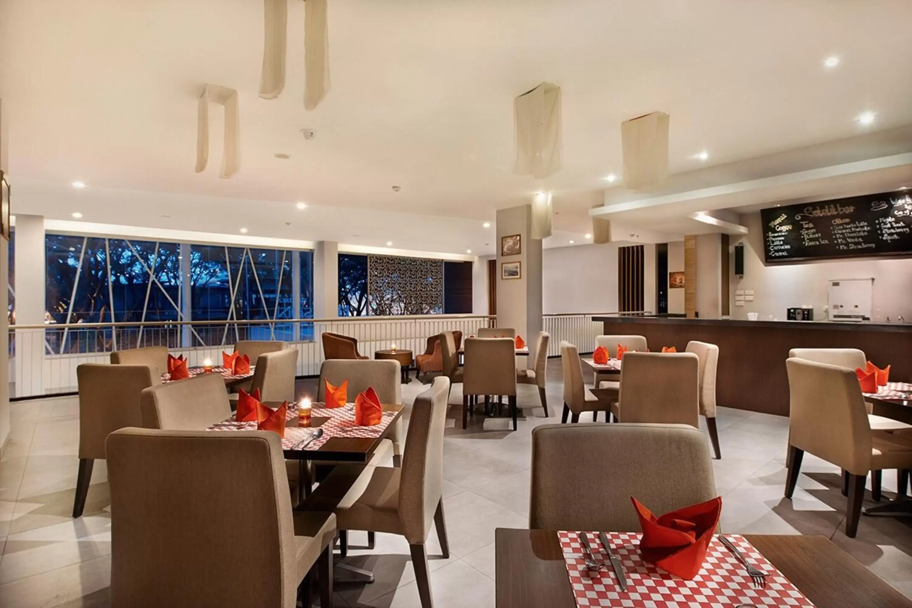 Communal lounge/ TV room, Restaurant/Places to Eat in Grand Cakra Hotel Malang