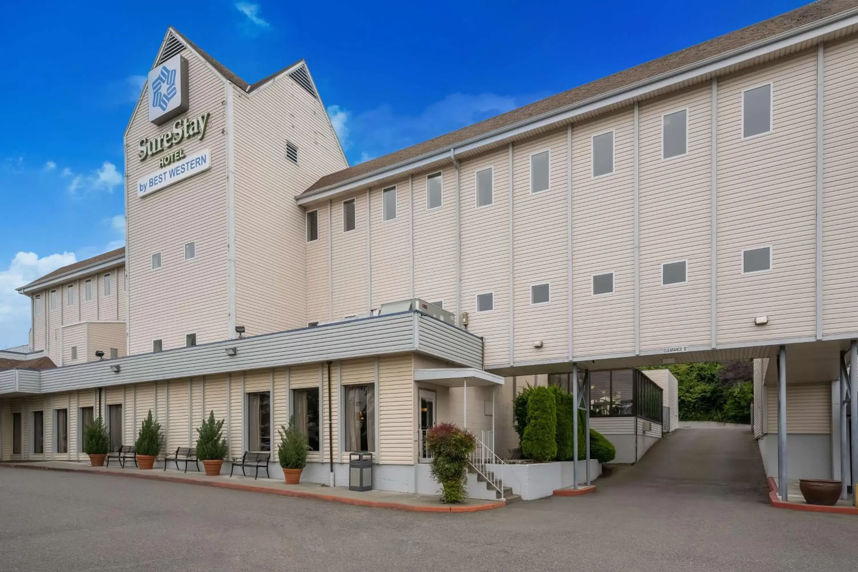 Property Building in SureStay Hotel by Best Western SeaTac Airport North