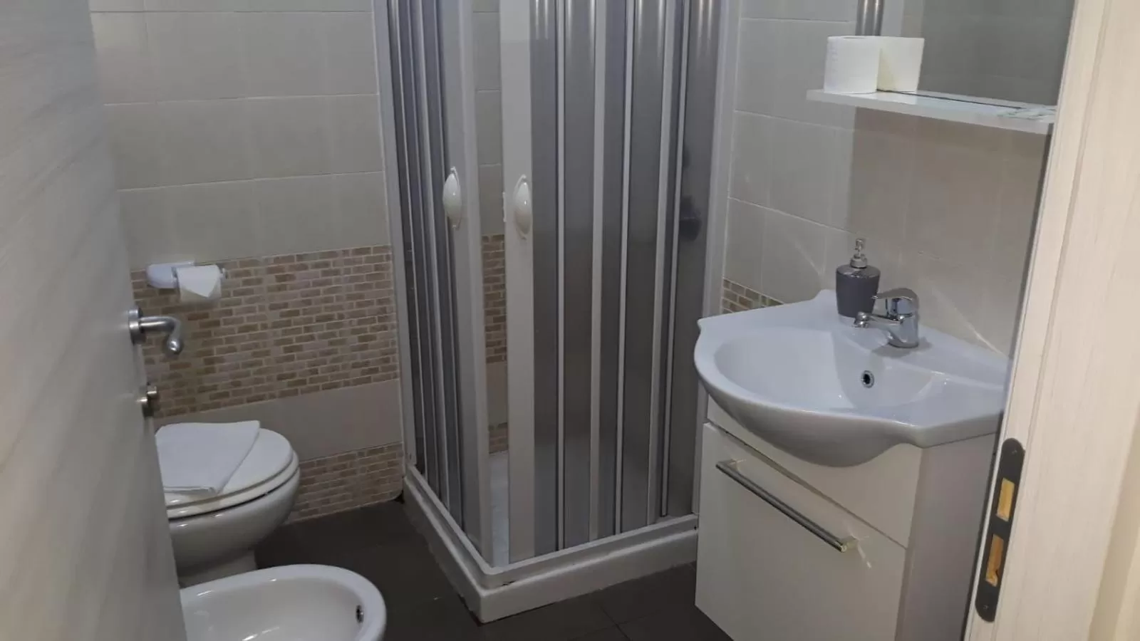 Shower, Bathroom in Civico 83