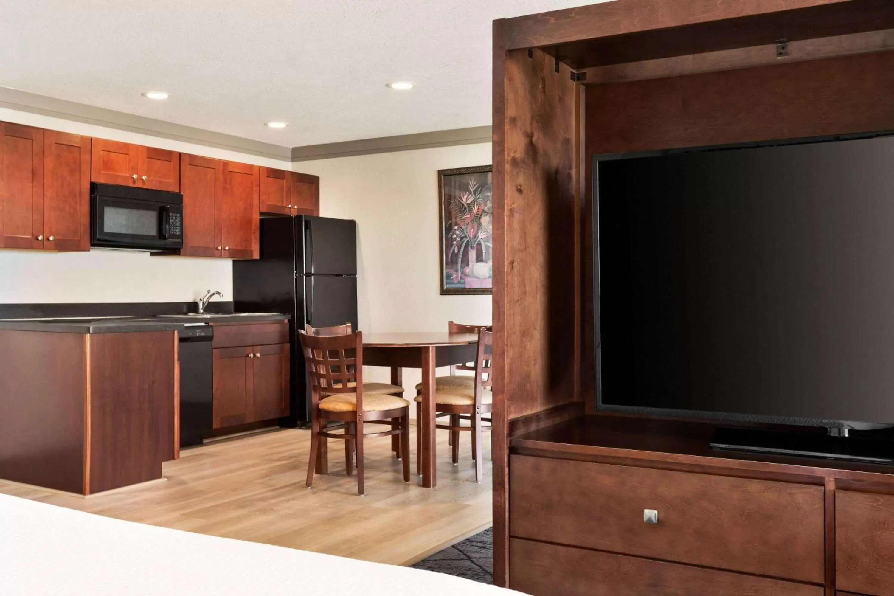 Bed, TV/Entertainment Center in Days Inn by Wyndham Ocean City Oceanfront