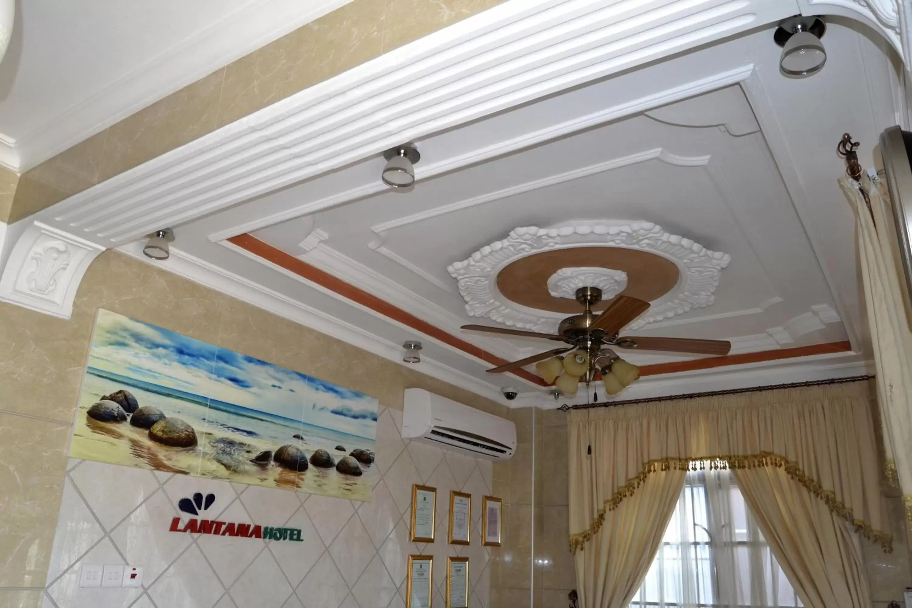 Lobby or reception in Lantana Hotel
