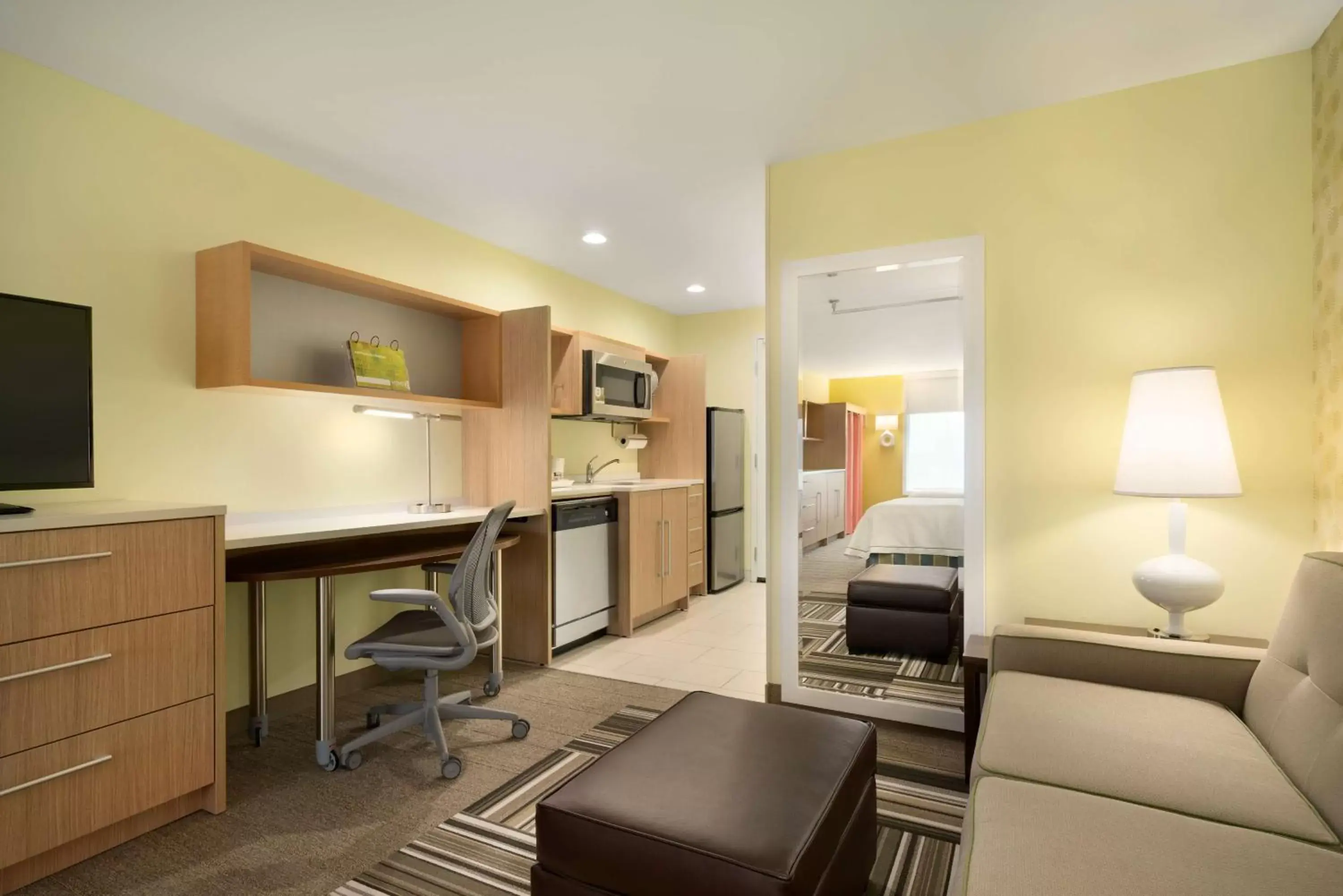 Bedroom, TV/Entertainment Center in Home2 Suites By Hilton Baton Rouge