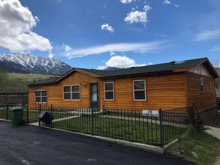 Property Building in Yellowstone Gateway Inn