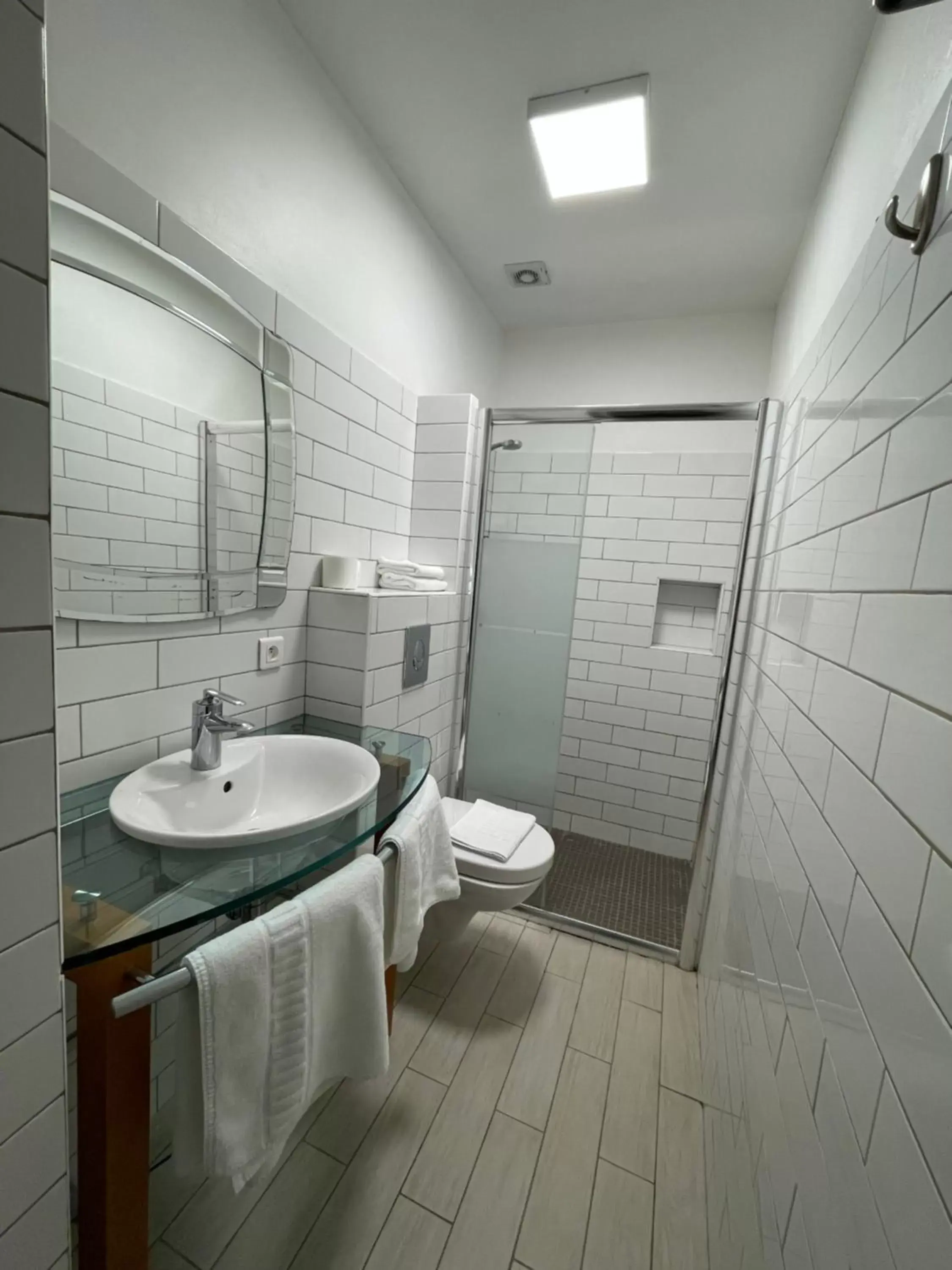 Shower, Bathroom in Hôtel Mistral Comédie Saint Roch