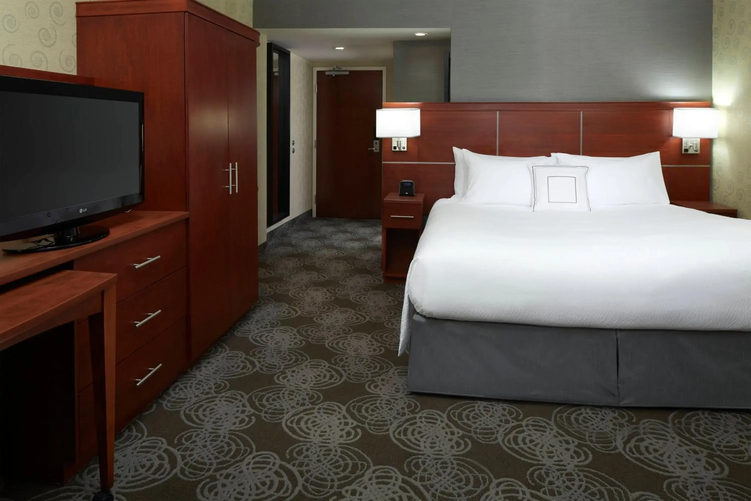 Photo of the whole room, Bed in Courtyard by Marriott Montreal Airport