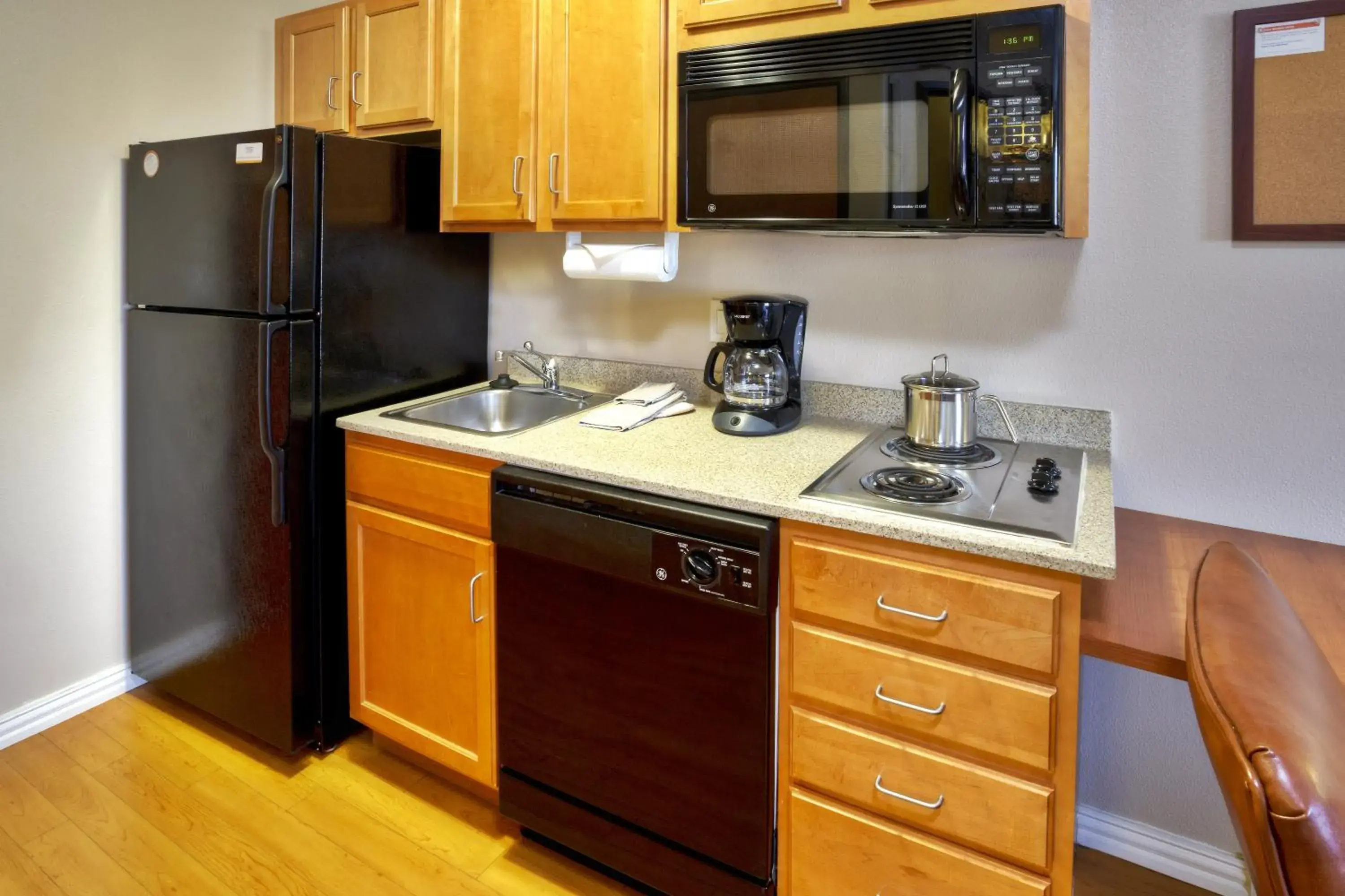 Photo of the whole room, Kitchen/Kitchenette in Candlewood Suites Killeen, an IHG Hotel