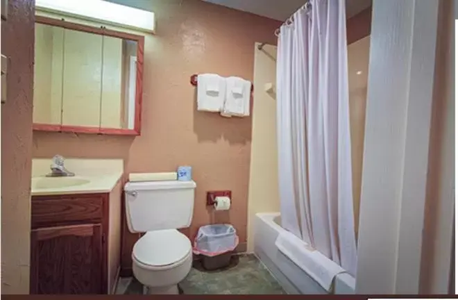 Bathroom in Carr's Northside Hotel and Cottages