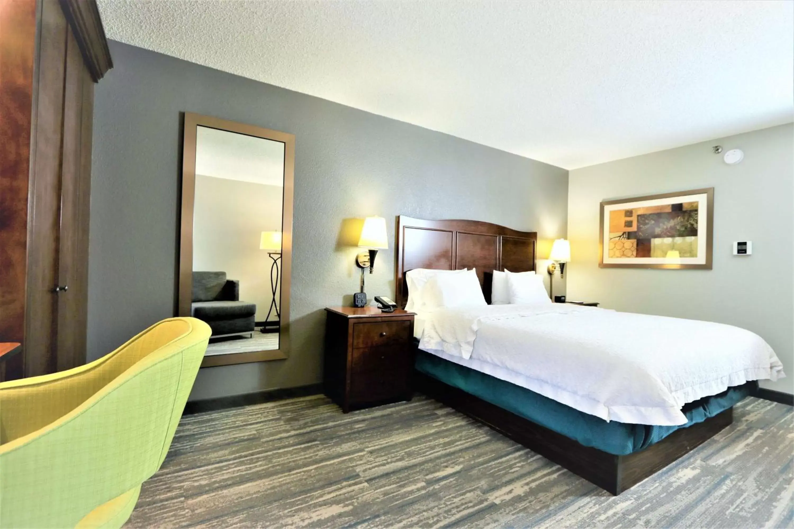 Bed in Hampton Inn Atlanta-Cumberland Mall/Cobb Galleria Area