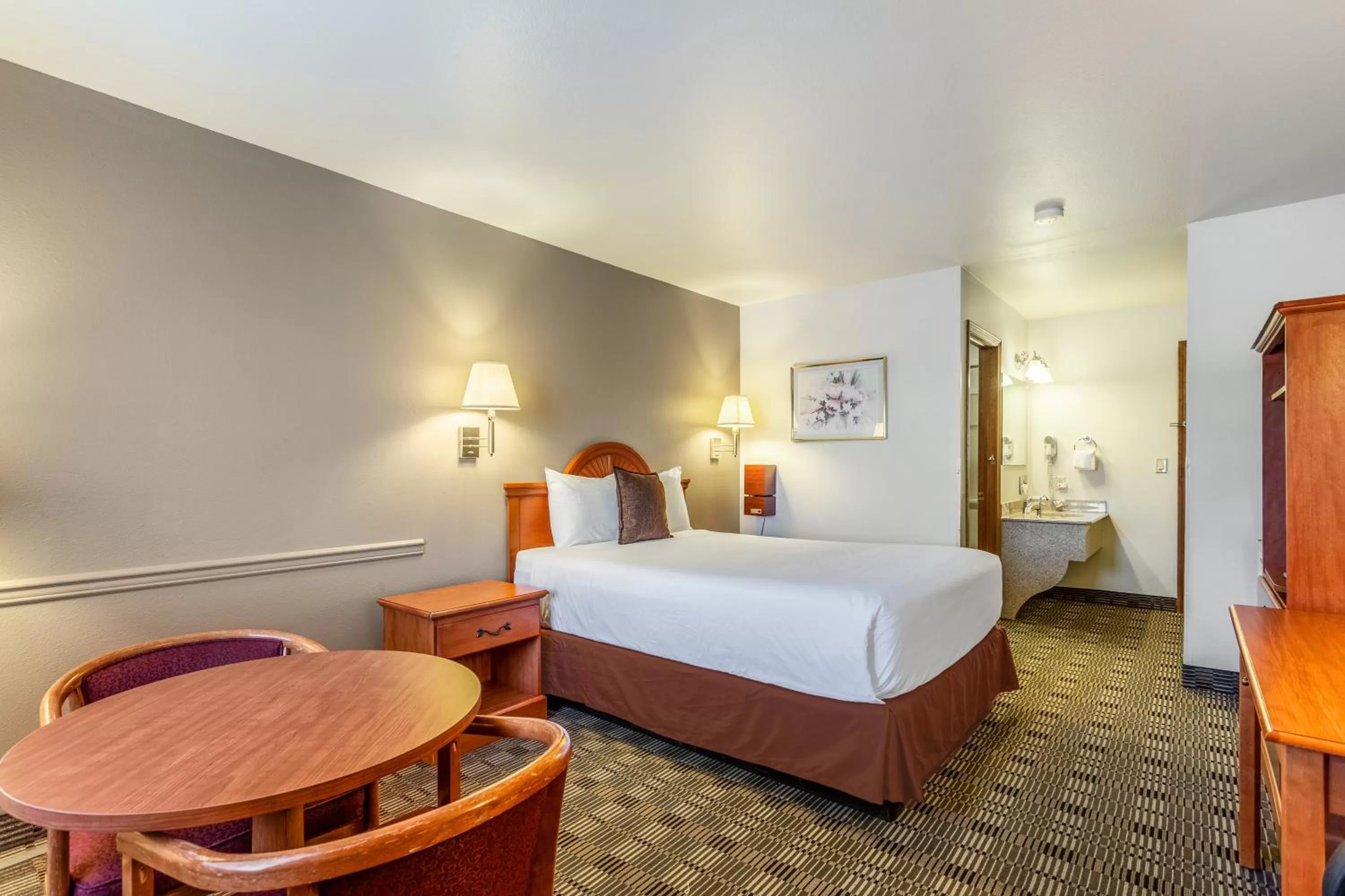 Photo of the whole room, Bed in Americas Best Value Inn Burns