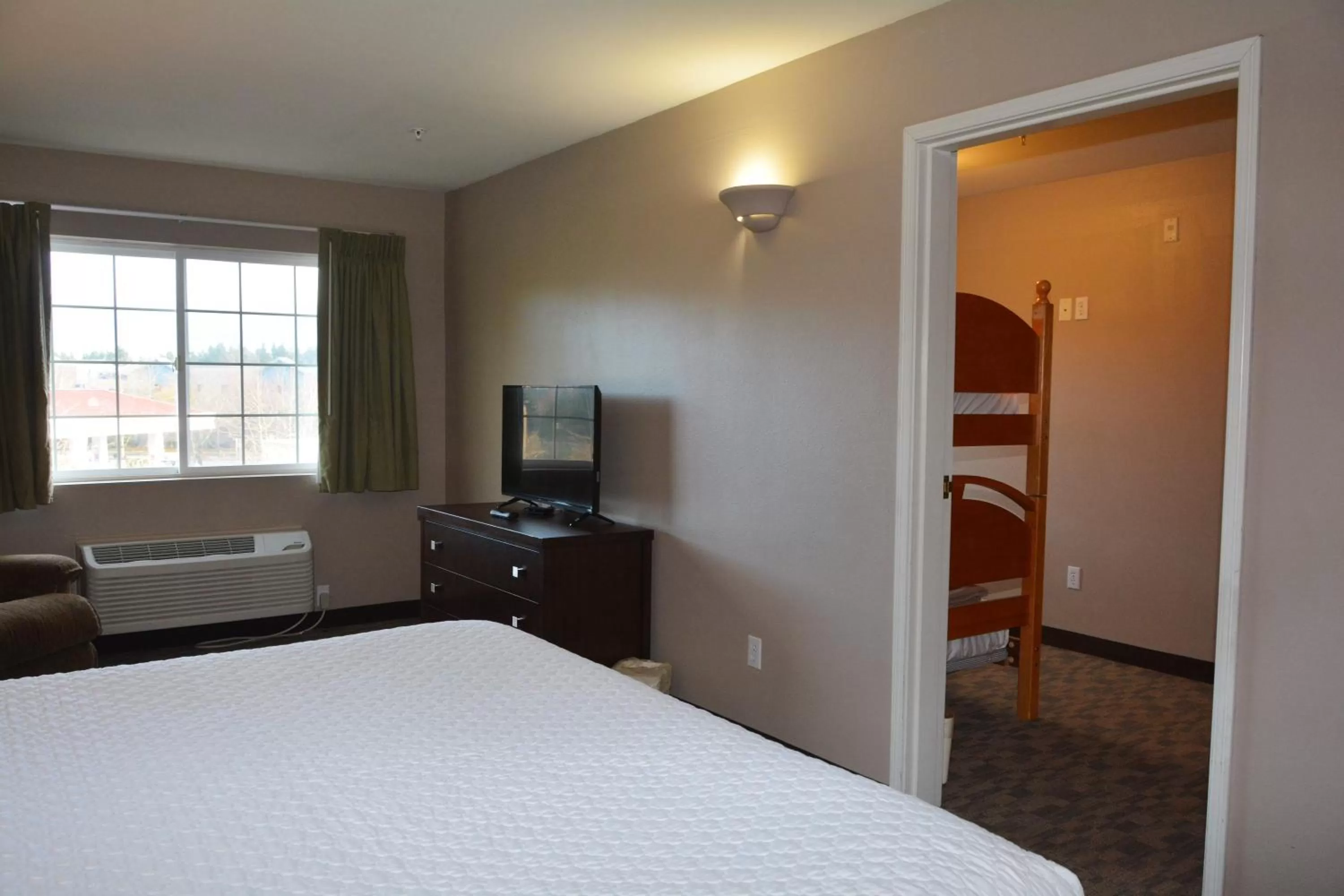 Bed in FairBridge Inn & Suites DuPont