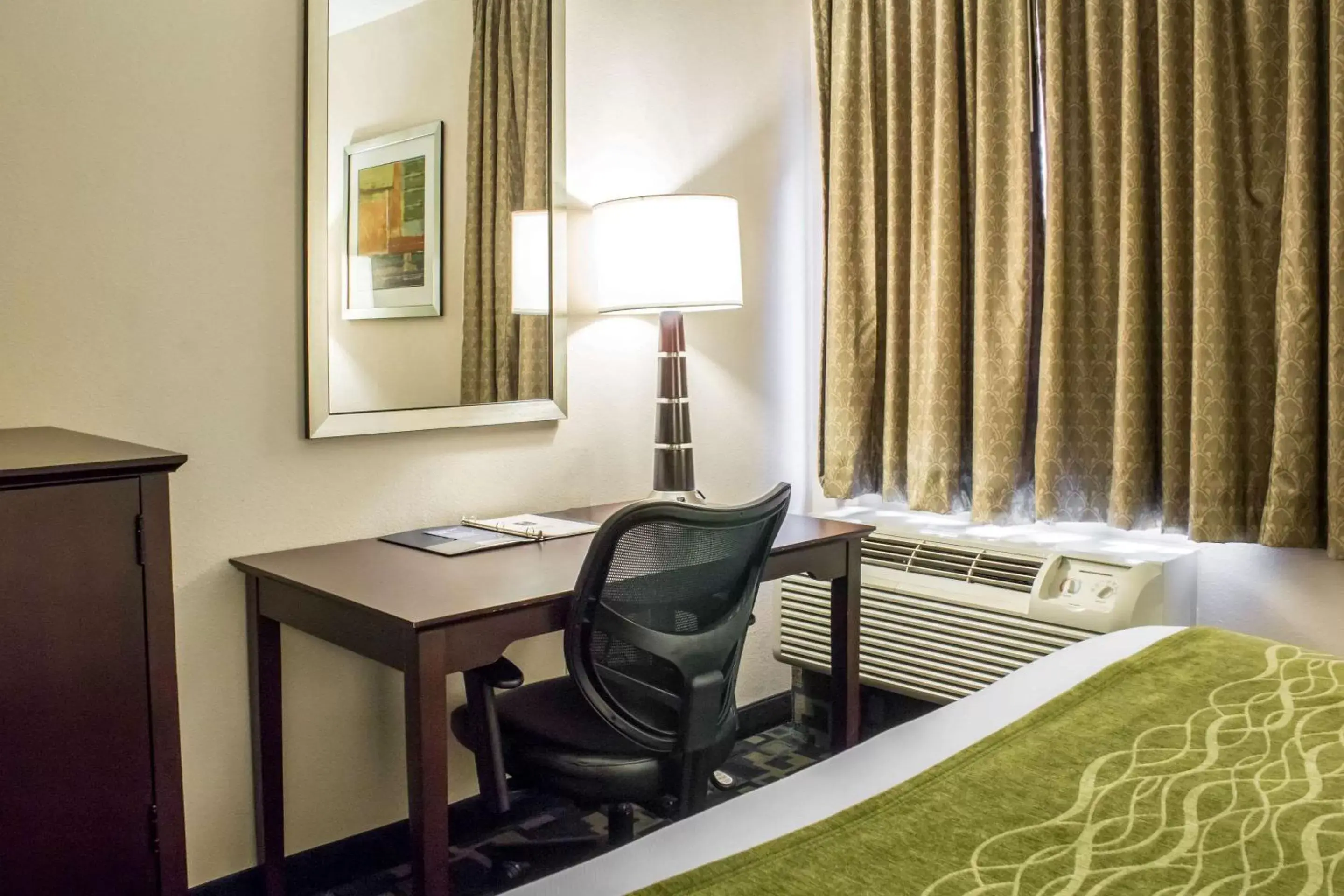 Photo of the whole room, TV/Entertainment Center in Econo Lodge Ankeny – Des Moines