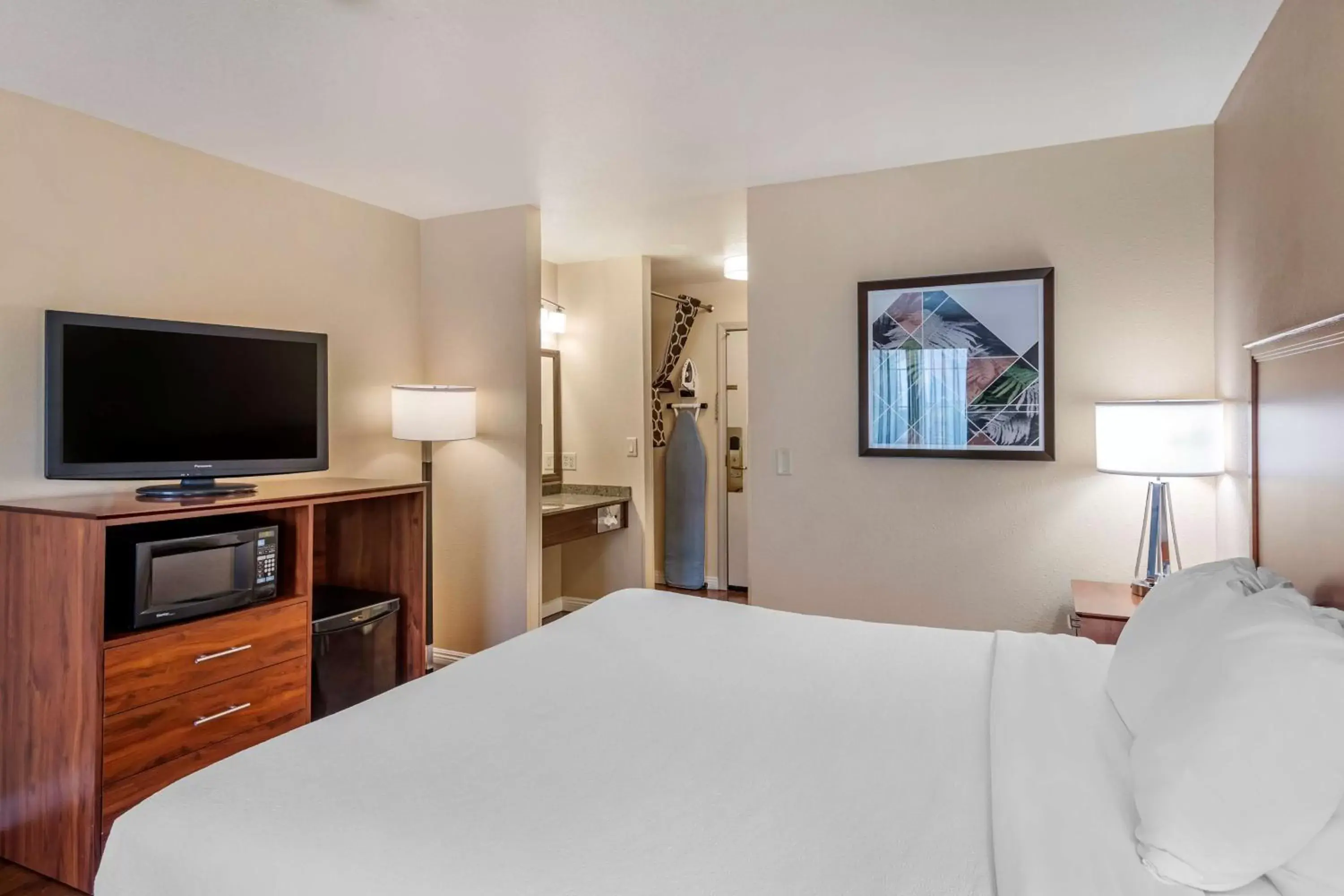 Bedroom, TV/Entertainment Center in Best Western Plus John Jay Inn & Suites