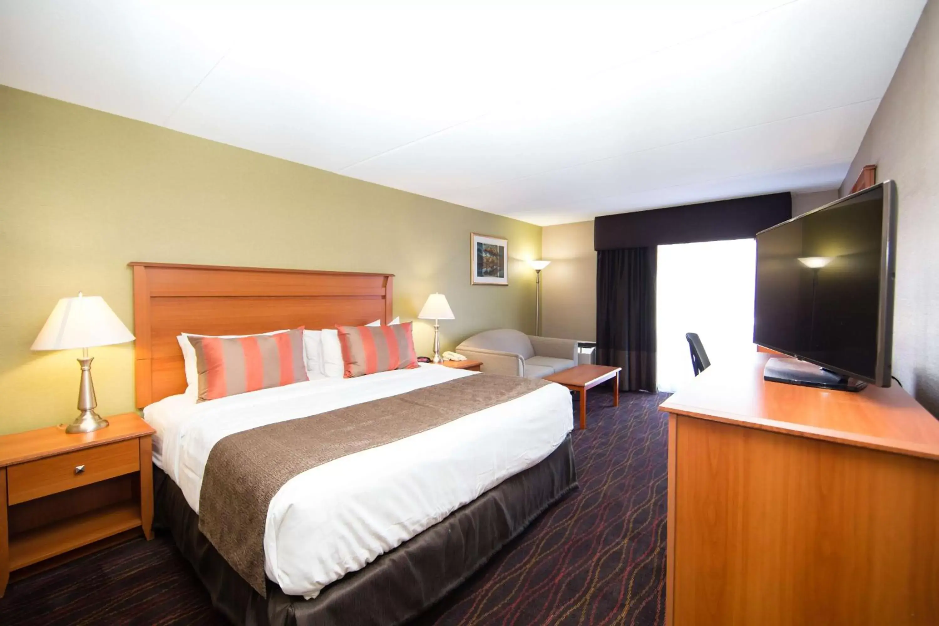 Photo of the whole room, Bed in Best Western Plus Ottawa Kanata Hotel and Conference Centre