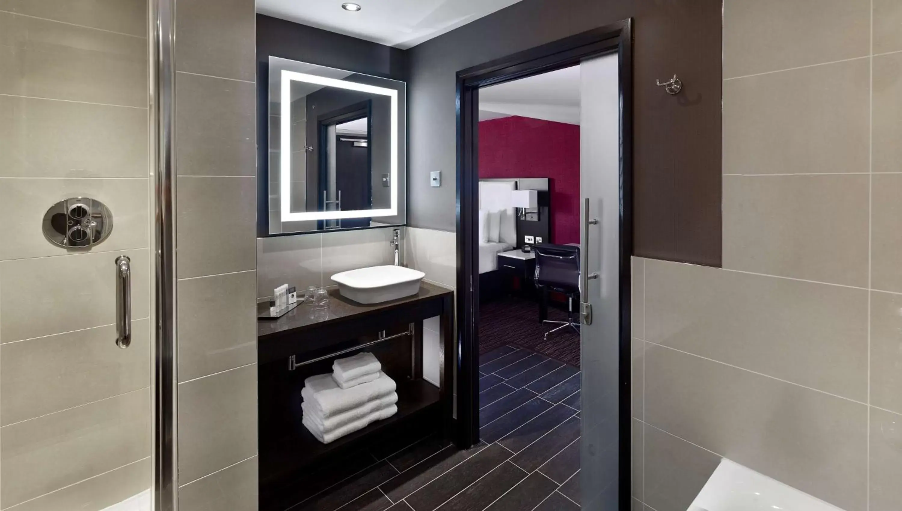 Bedroom, Bathroom in DoubleTree by Hilton Hotel Nottingham - Gateway