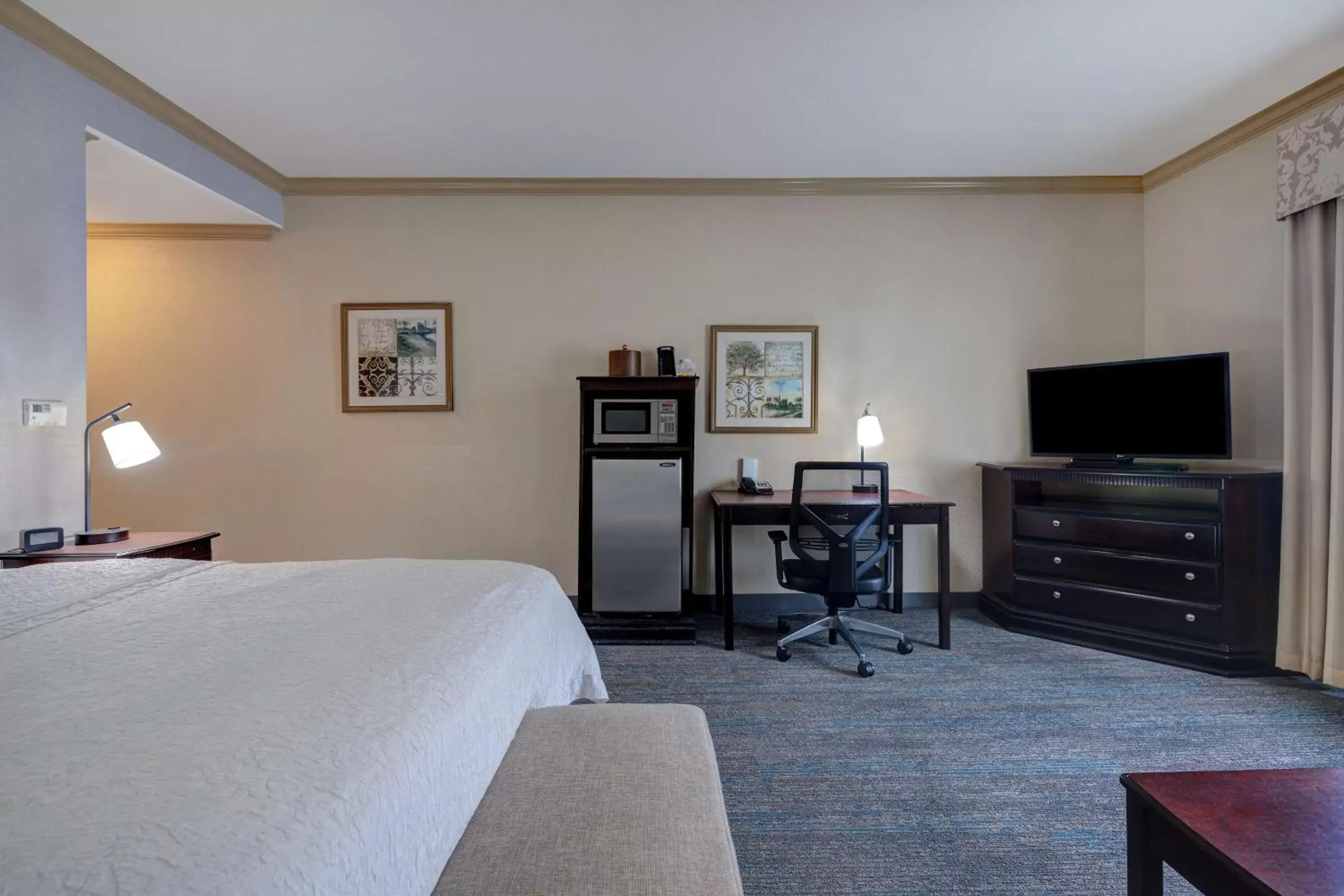 Bedroom, TV/Entertainment Center in Hampton Inn & Suites Galveston