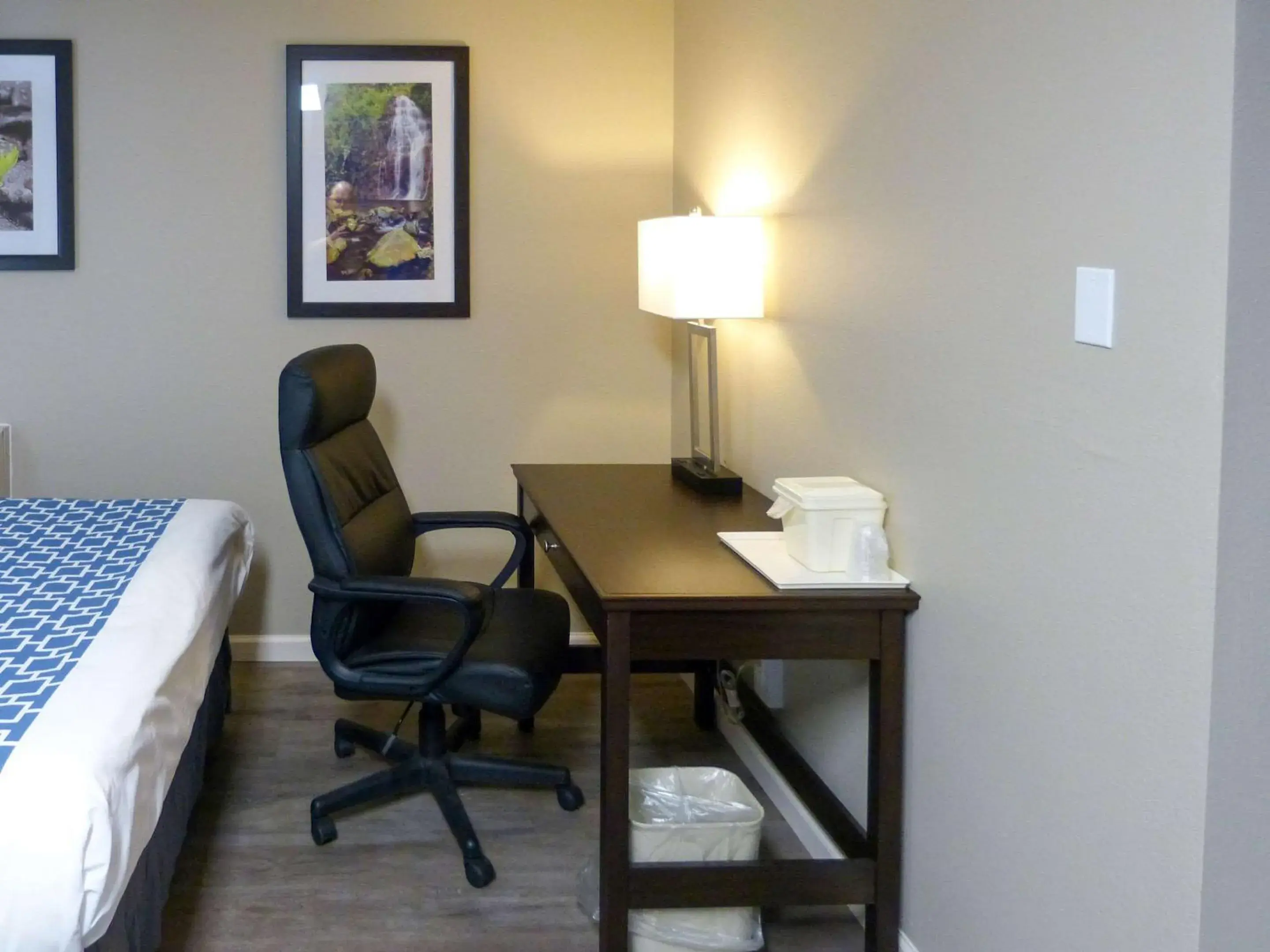 Bedroom, Seating Area in Rodeway Inn & Suites