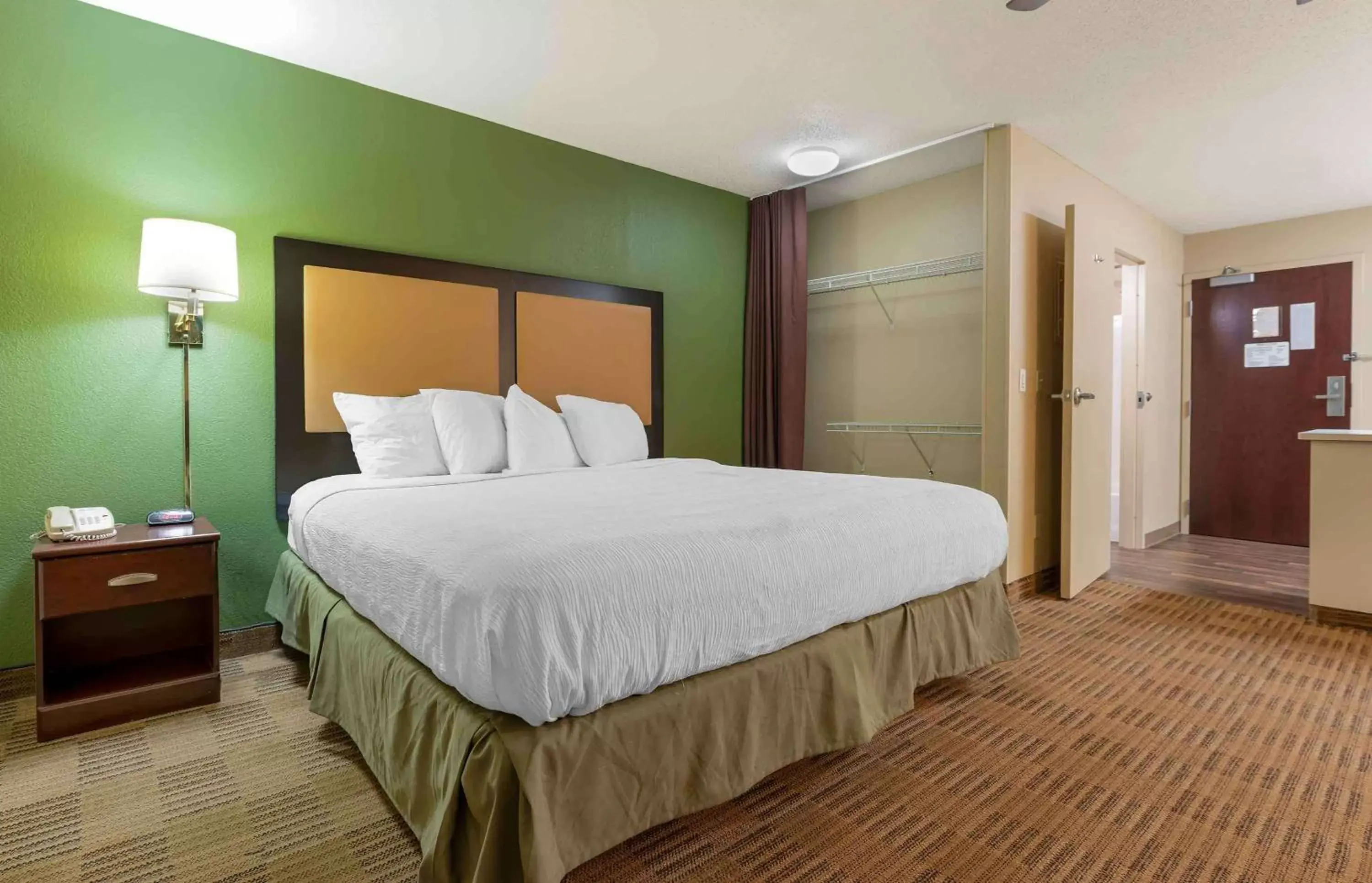 Bedroom, Bed in Extended Stay America Suites - Chicago - Schaumburg - I-90