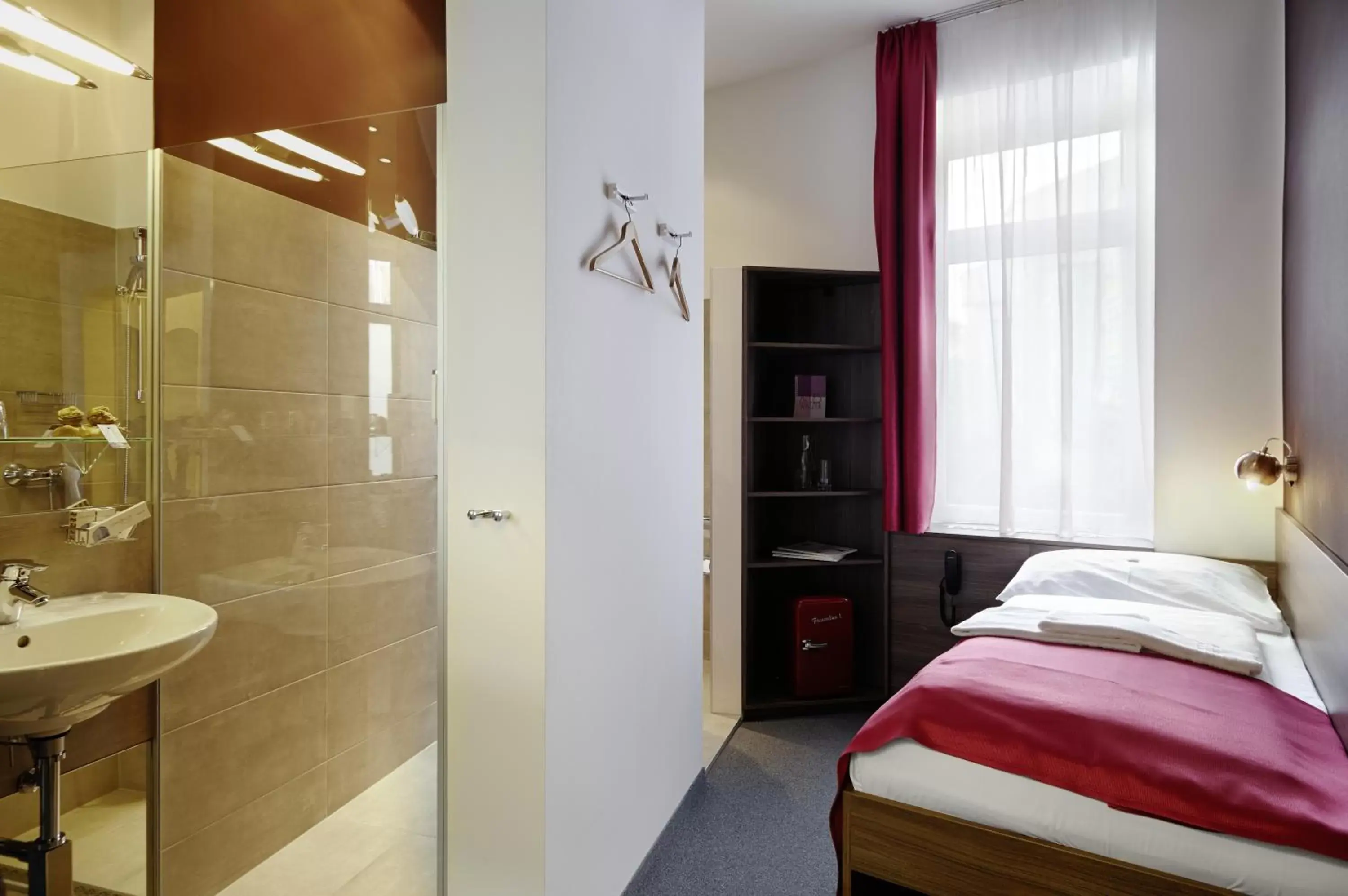 Photo of the whole room, Bed in Boutique Hotel Donauwalzer