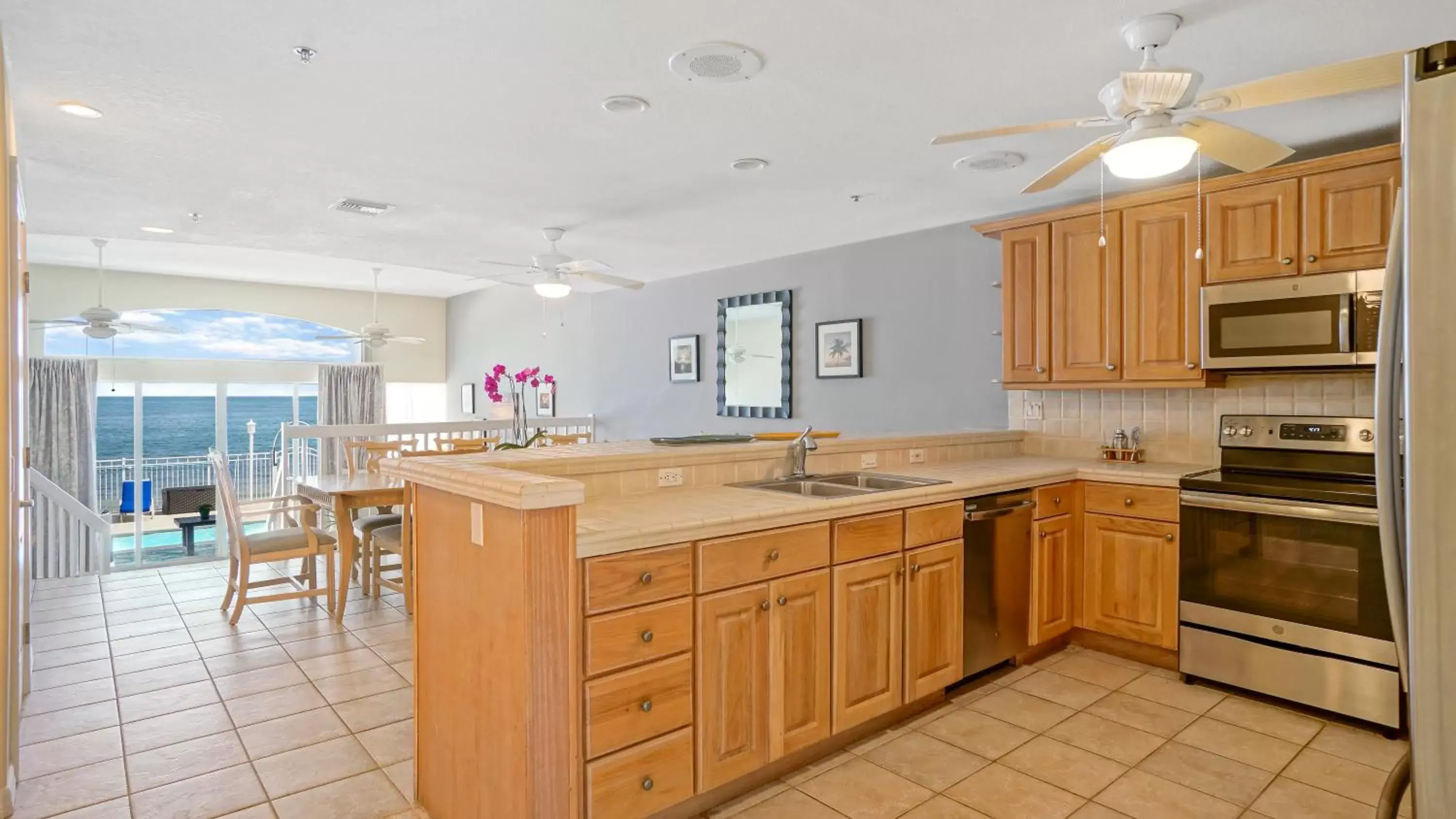 Kitchen or kitchenette, Kitchen/Kitchenette in Glunz Ocean Beach Hotel and Resort