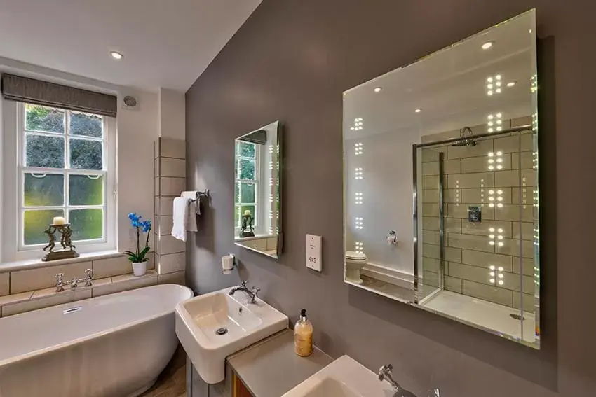 Toilet, Bathroom in Saltcote Place