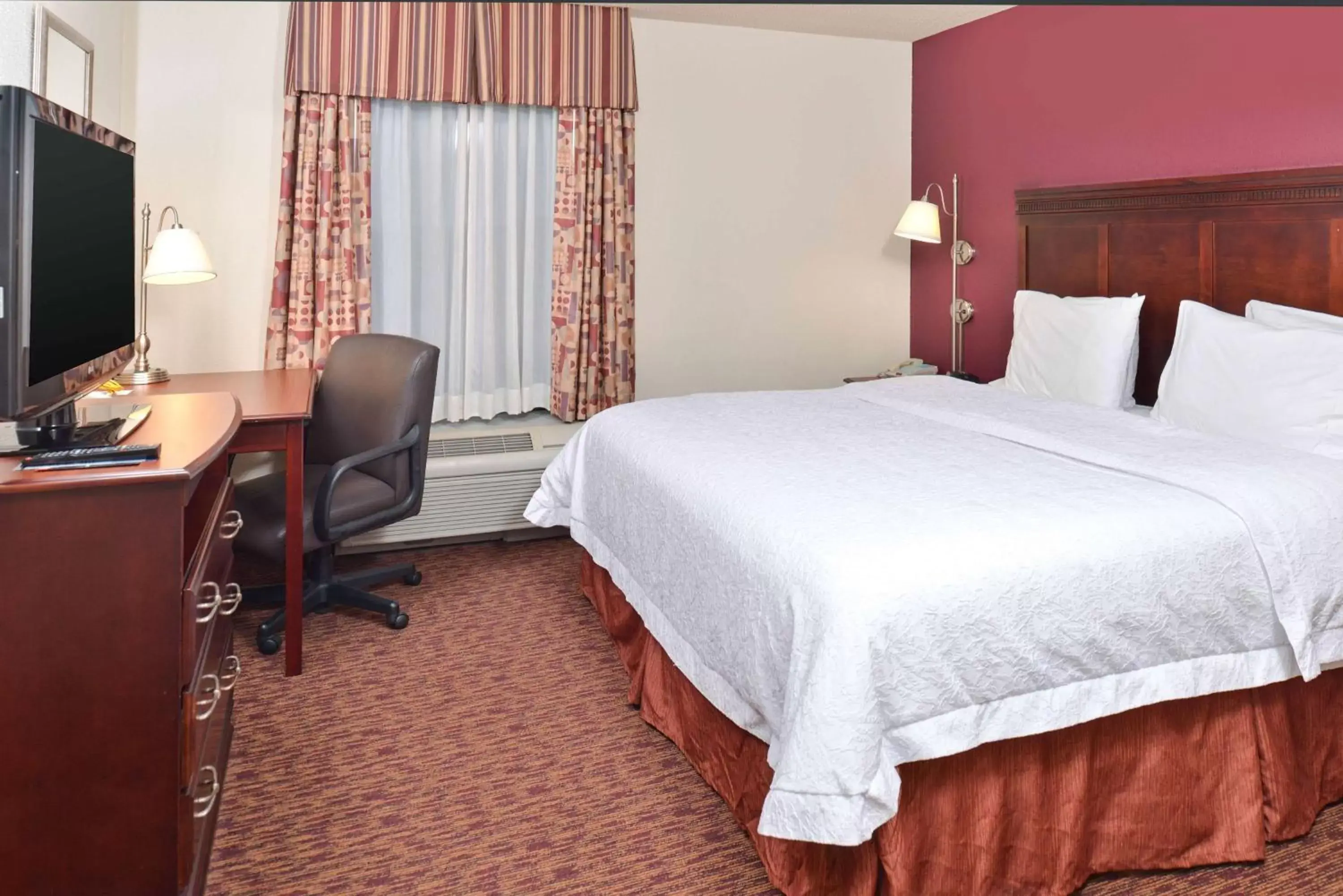 Bed in Hampton Inn & Suites Muncie