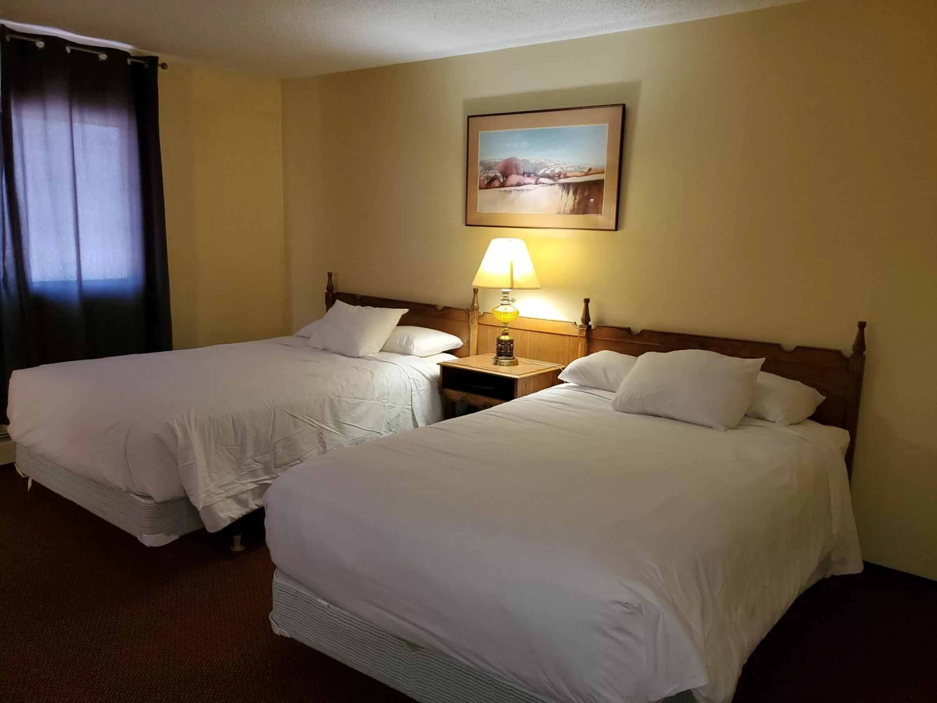 Photo of the whole room, Bed in Englehart Motel