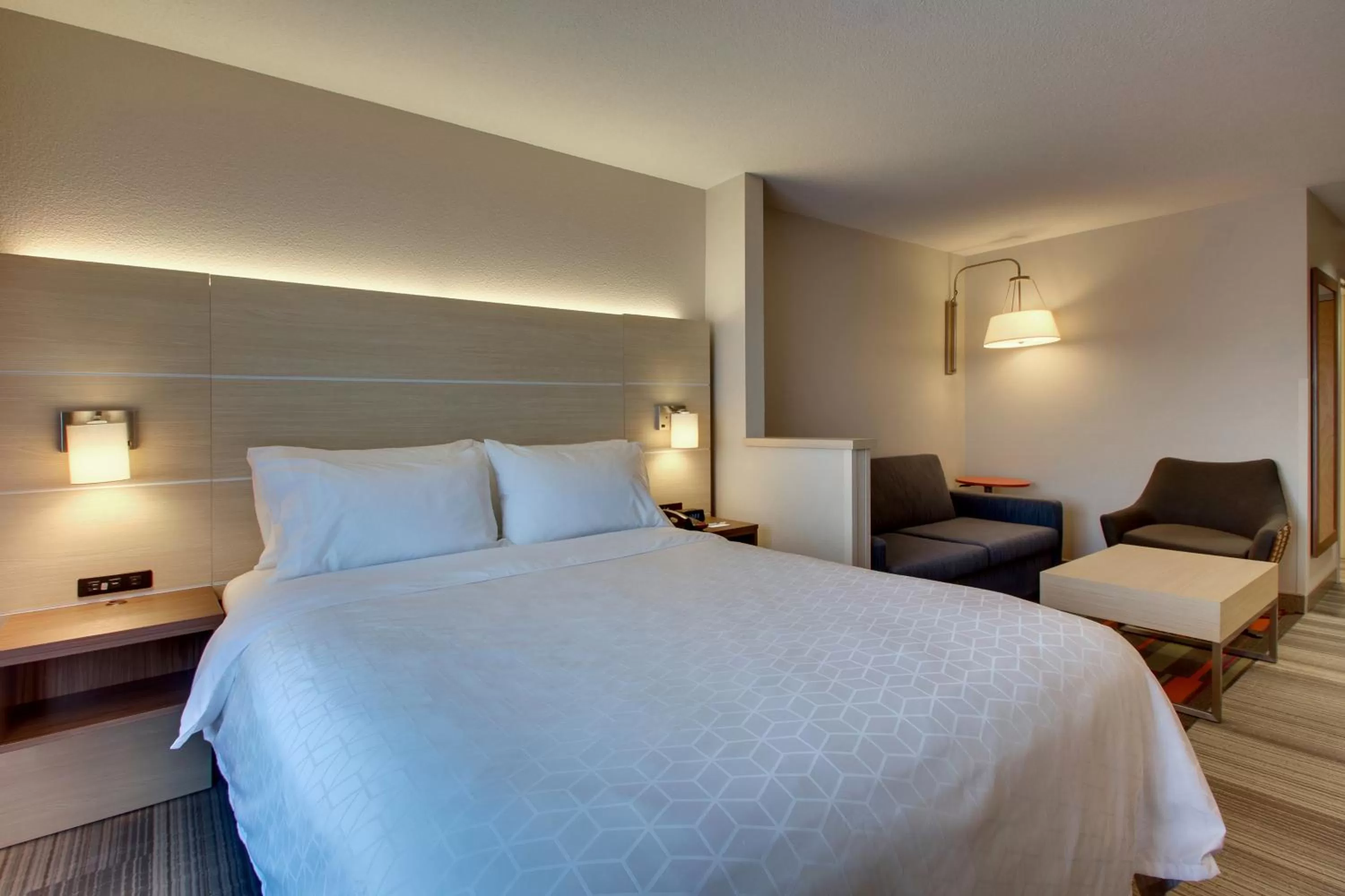 Bed in Holiday Inn Express Hotel & Suites Cedar Rapids I-380 at 33rd Avenue by IHG