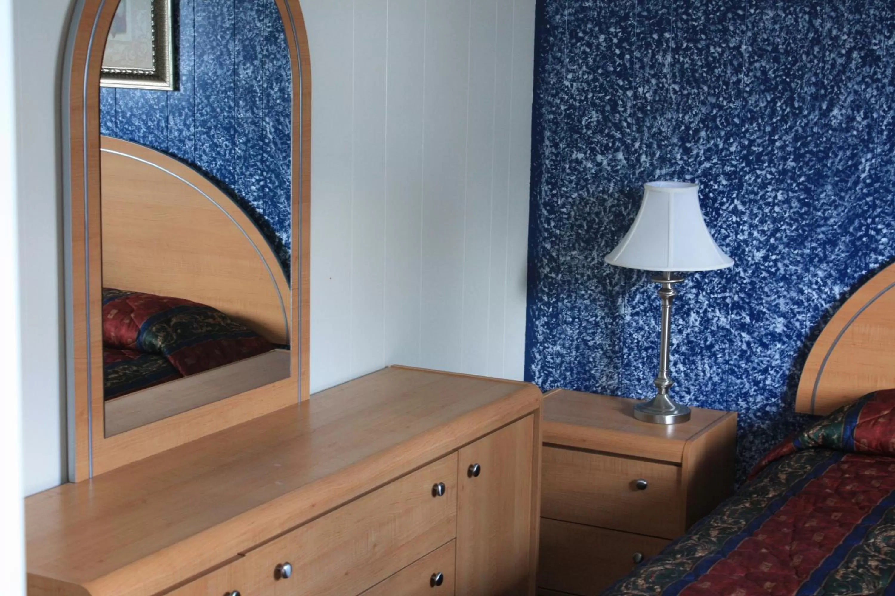 Bedroom, TV/Entertainment Center in Sunny Beach Motel