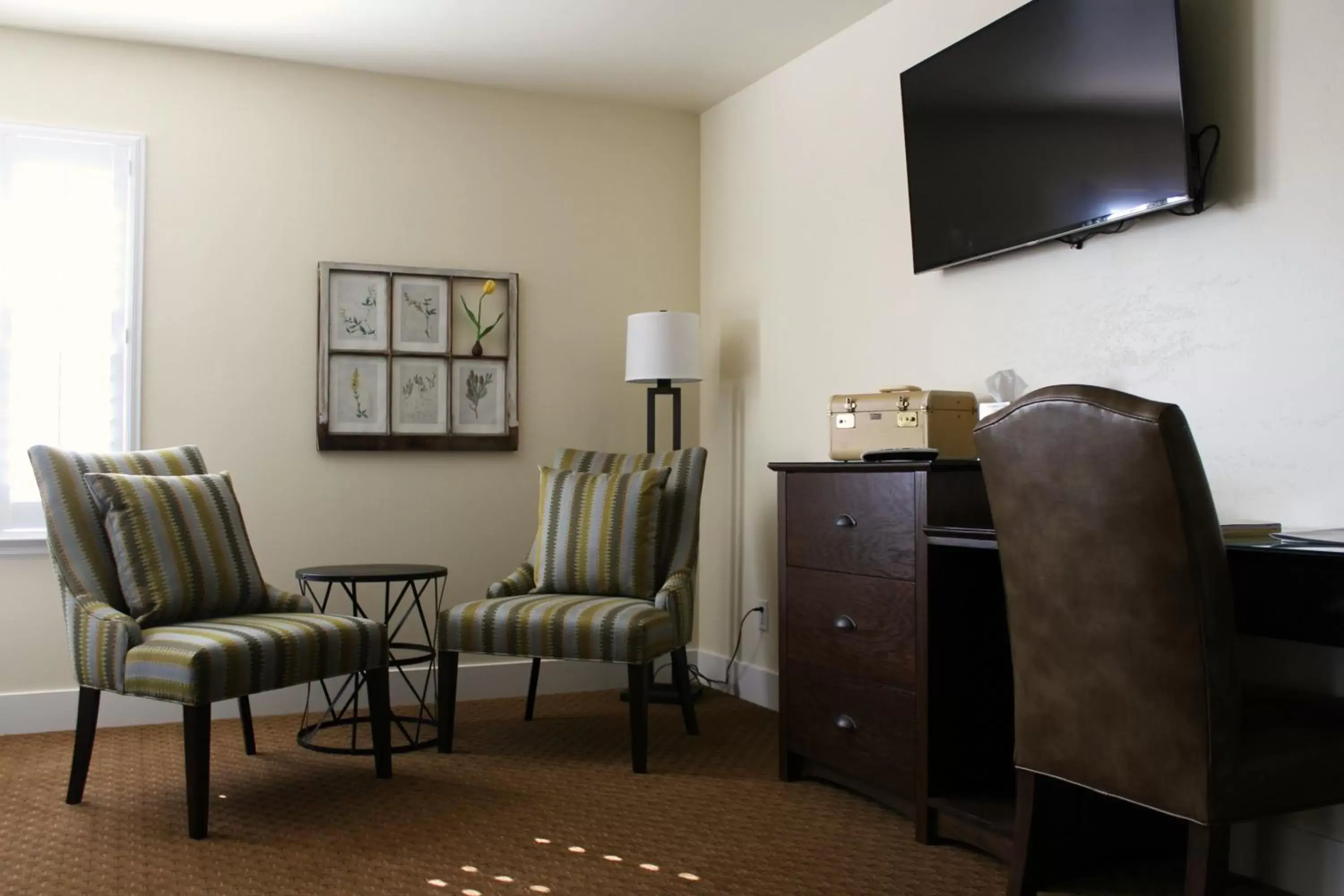 Seating area, TV/Entertainment Center in Rest, a boutique hotel