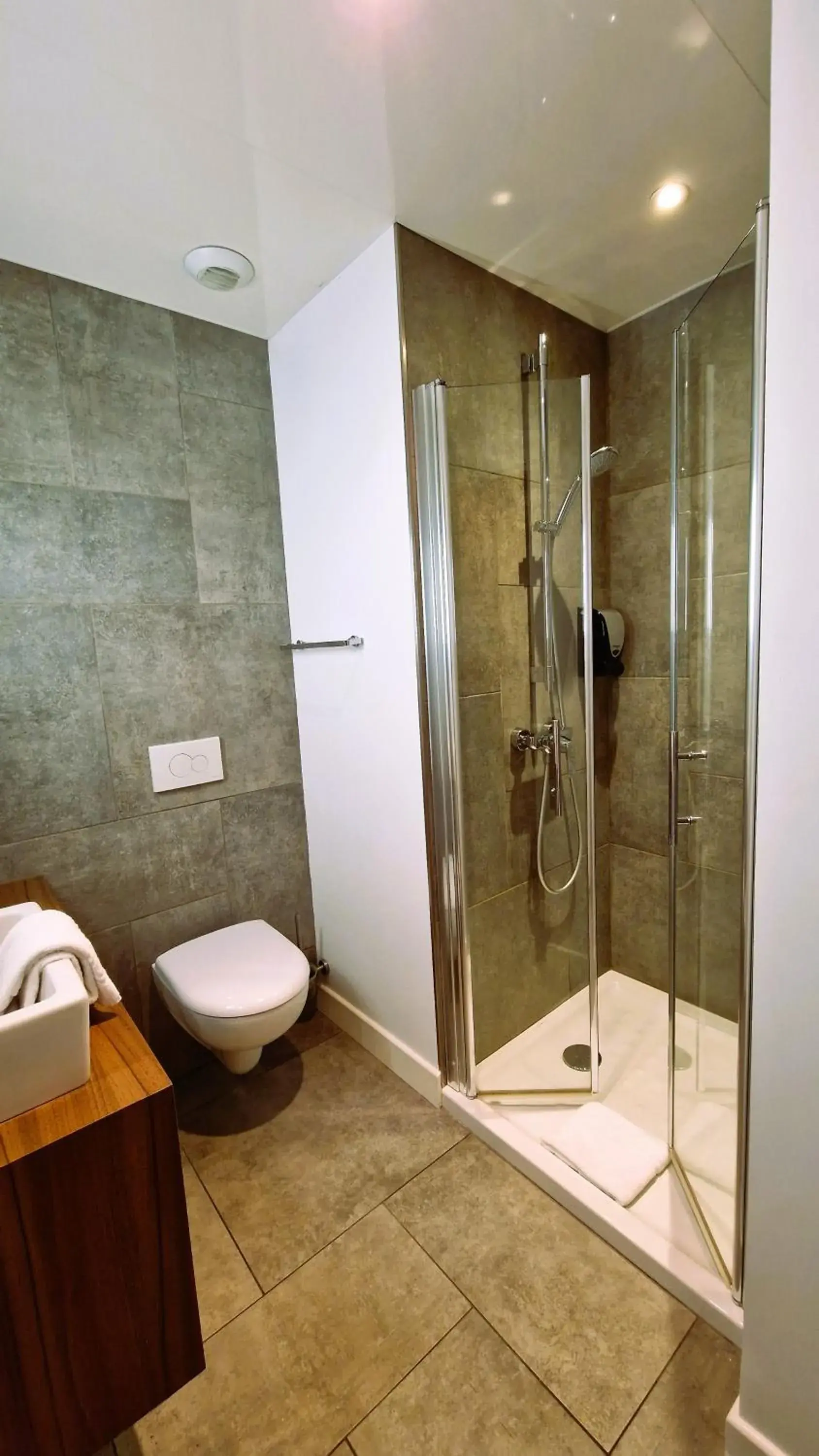 Shower, Bathroom in Hôtel Mary's - Caen Centre Gare Sncf