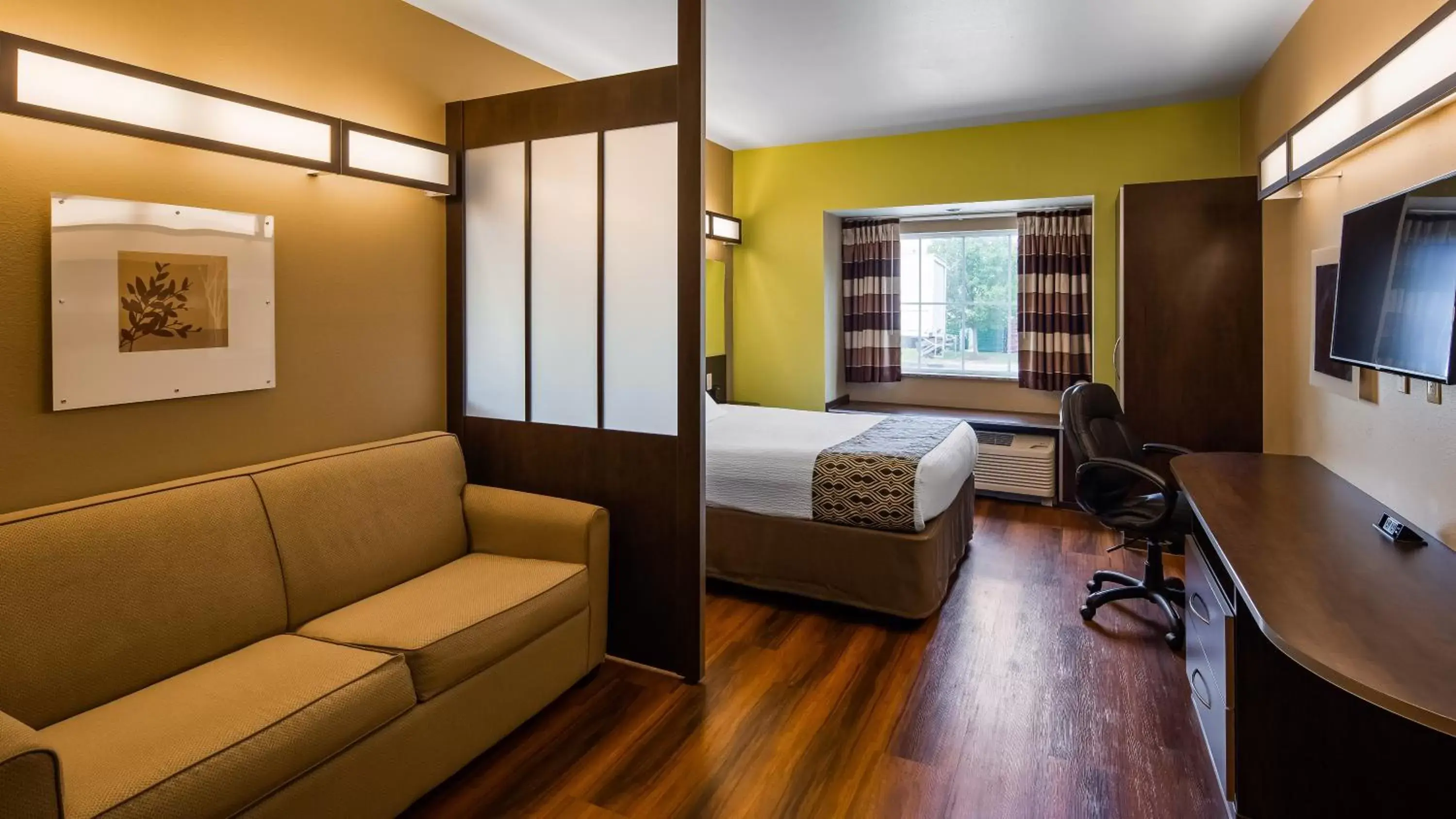 Bed, Seating Area in SureStay Plus Hotel by Best Western Buckhannon