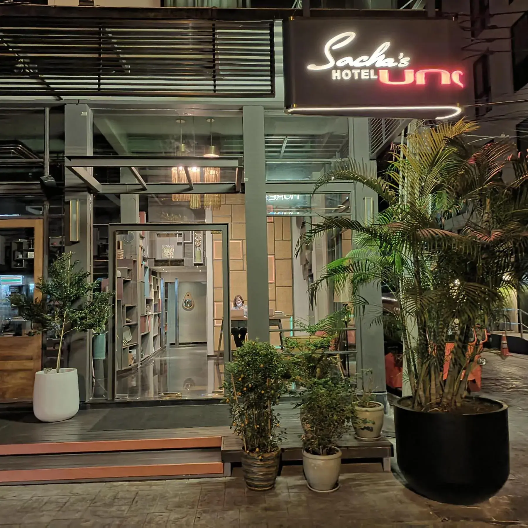 Facade/entrance in Sacha's Hotel Uno SHA
