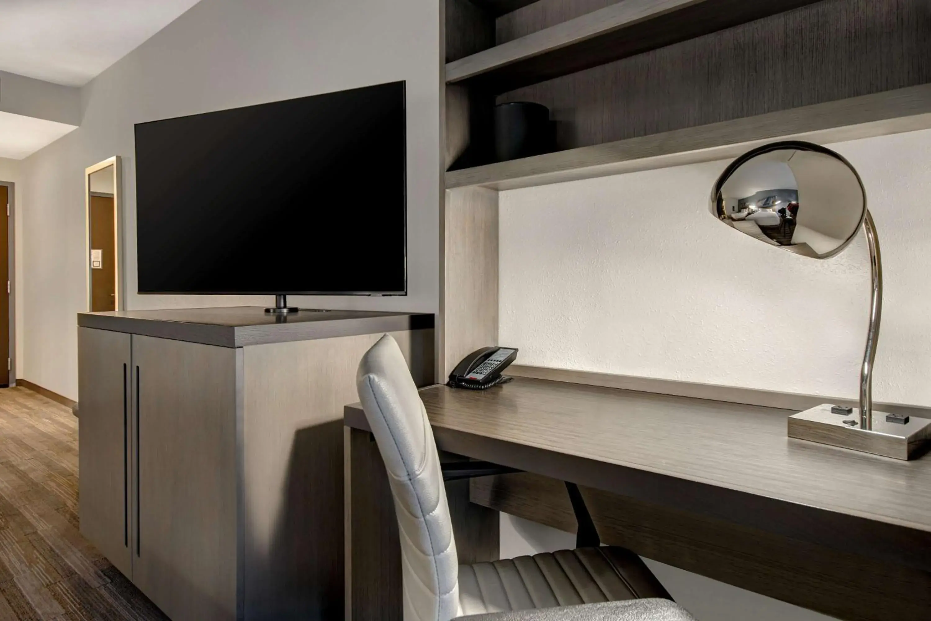 Bedroom, TV/Entertainment Center in Hyatt House Mall Of America Msp Airport