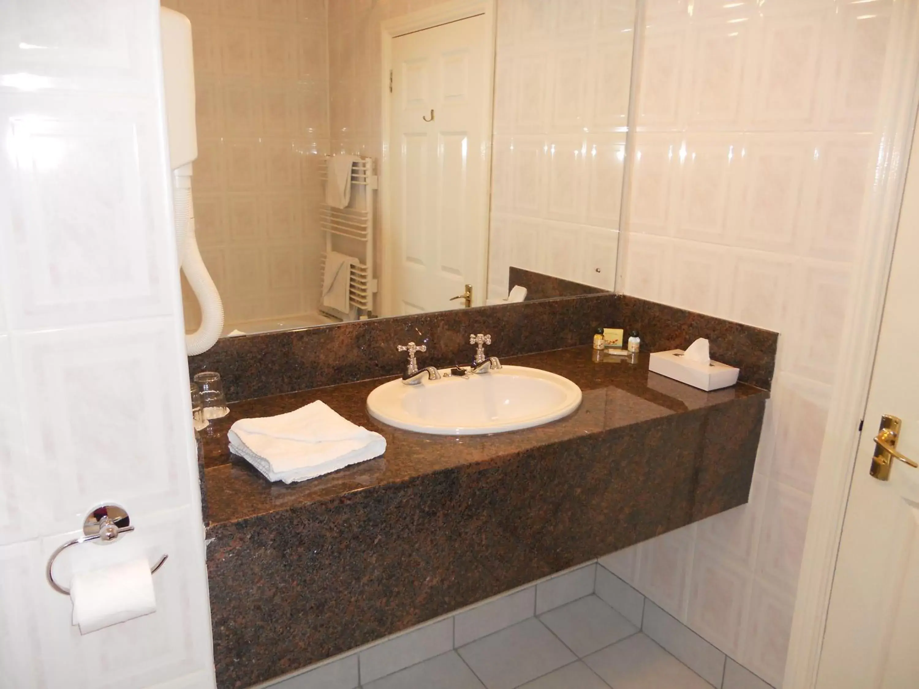 Bathroom in Rhu Glenn Hotel
