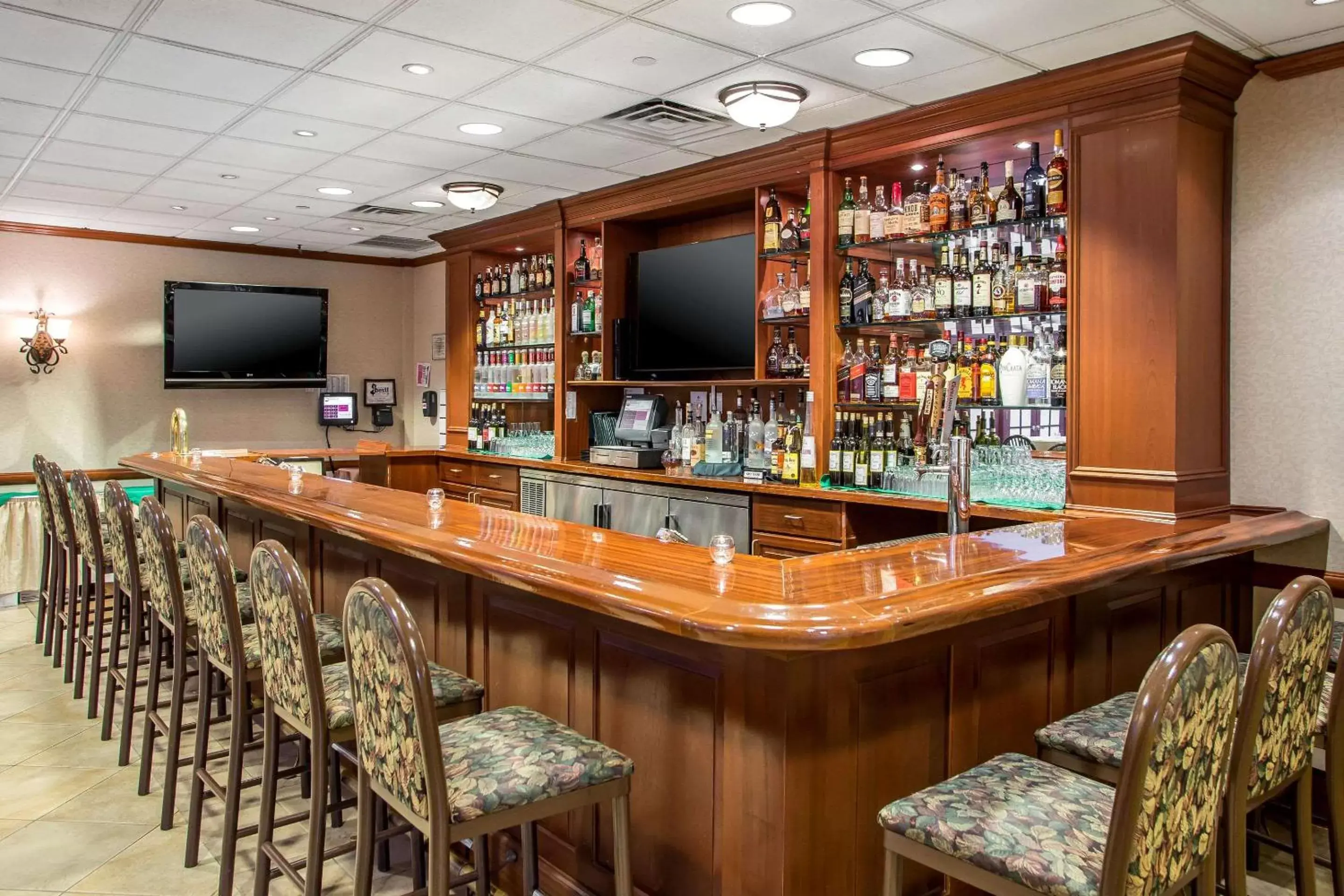 Lounge or bar, Lounge/Bar in Clarion Hotel & Conference Center Toms River