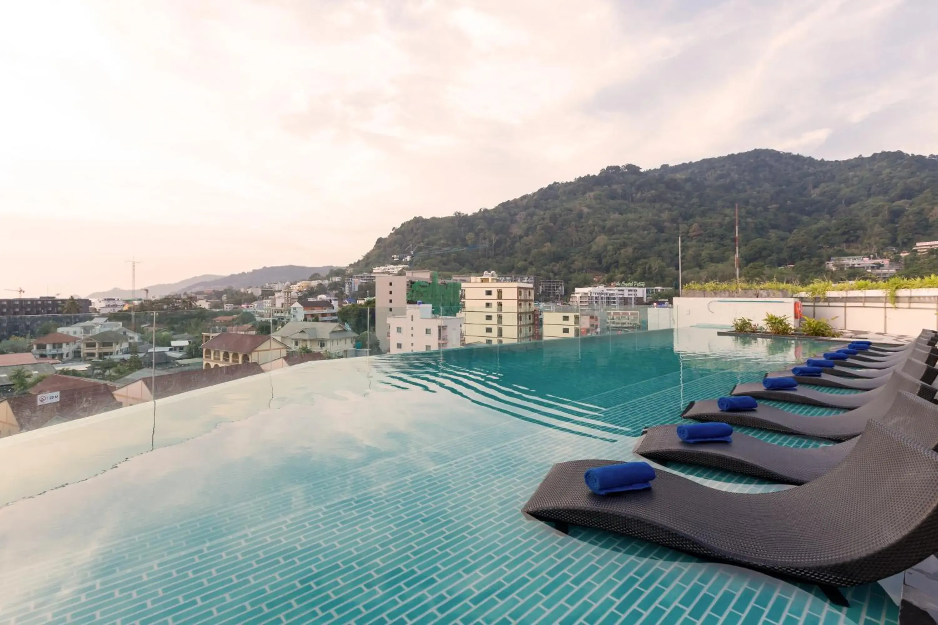 Swimming pool in Mercure Phuket Patong Journeyhub Swimming pool in Mercure Phuket Patong Journeyhub