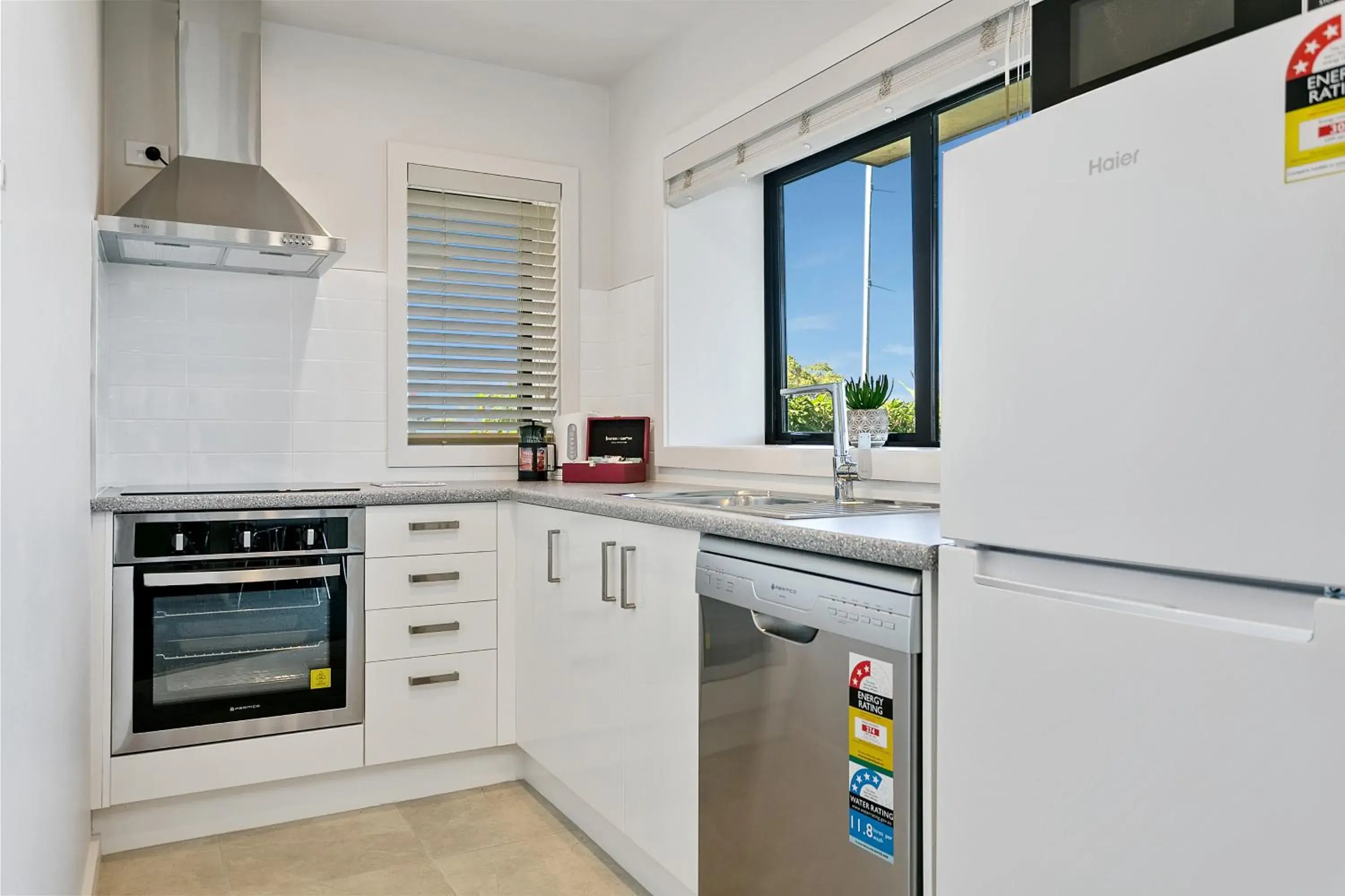 Kitchen or kitchenette, Kitchen/Kitchenette in Acacia Lake View Motel