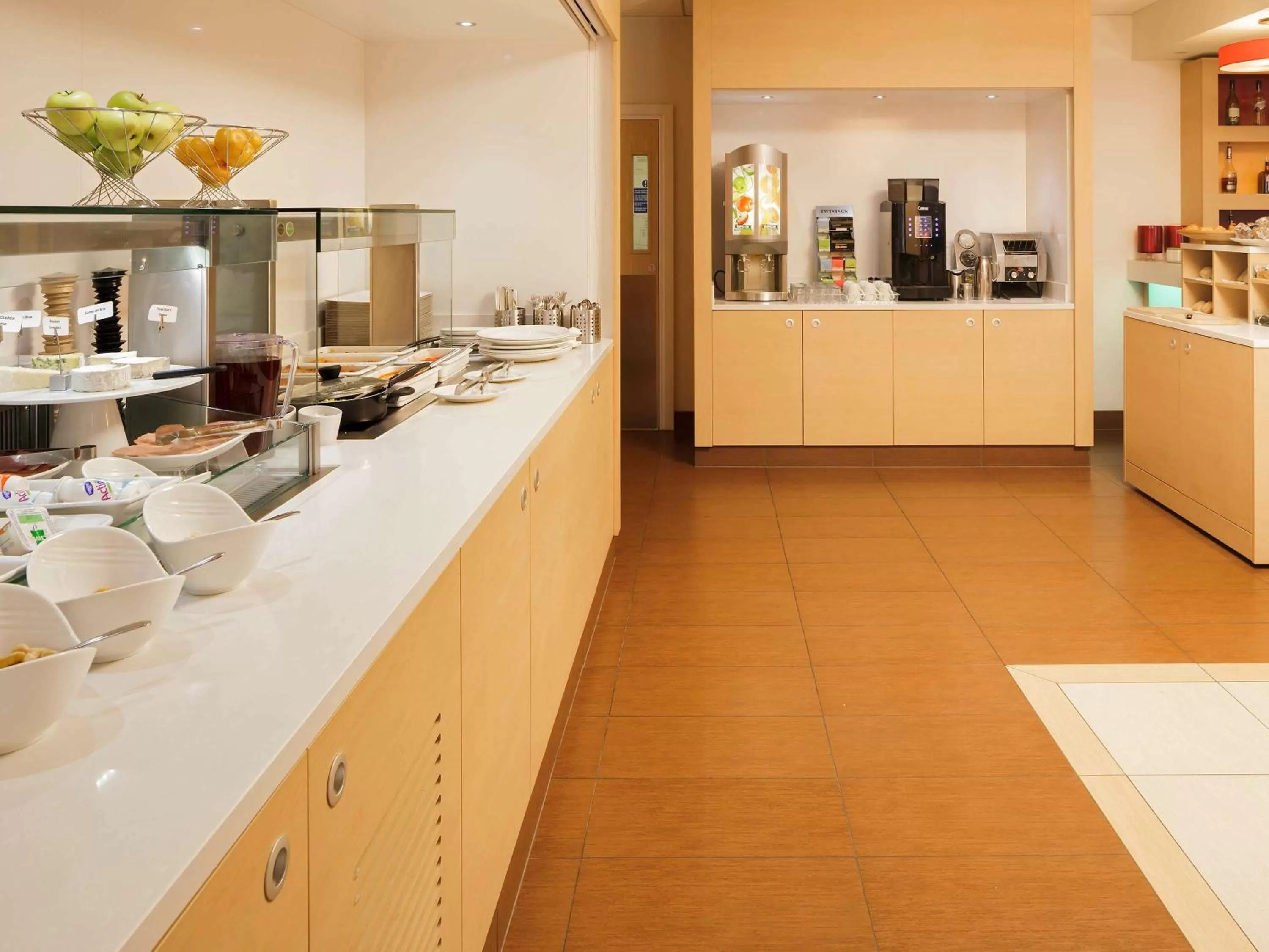 Restaurant/places to eat in ibis London Docklands Canary Wharf