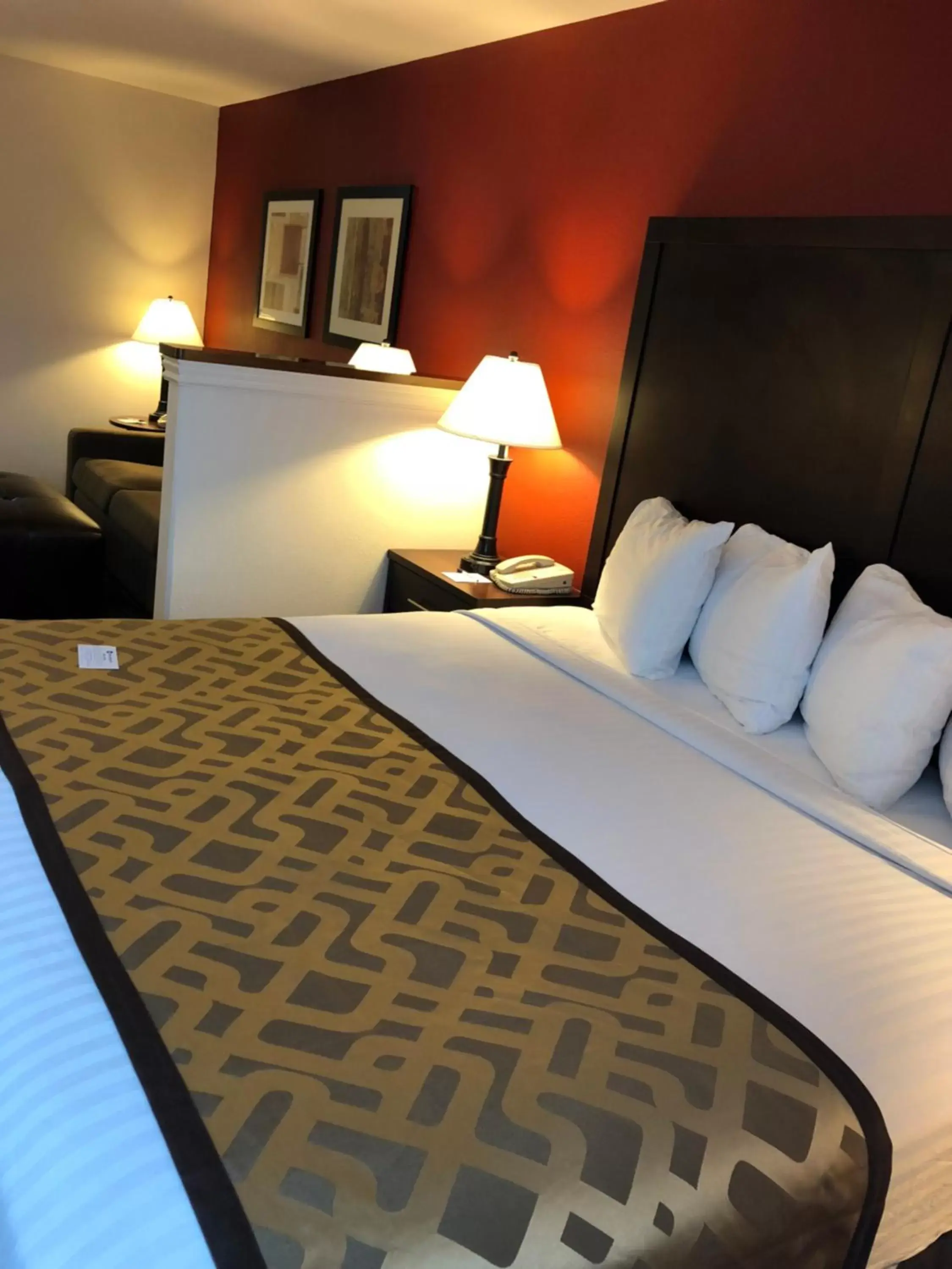 Bed in Best Western Dallas Inn & Suites