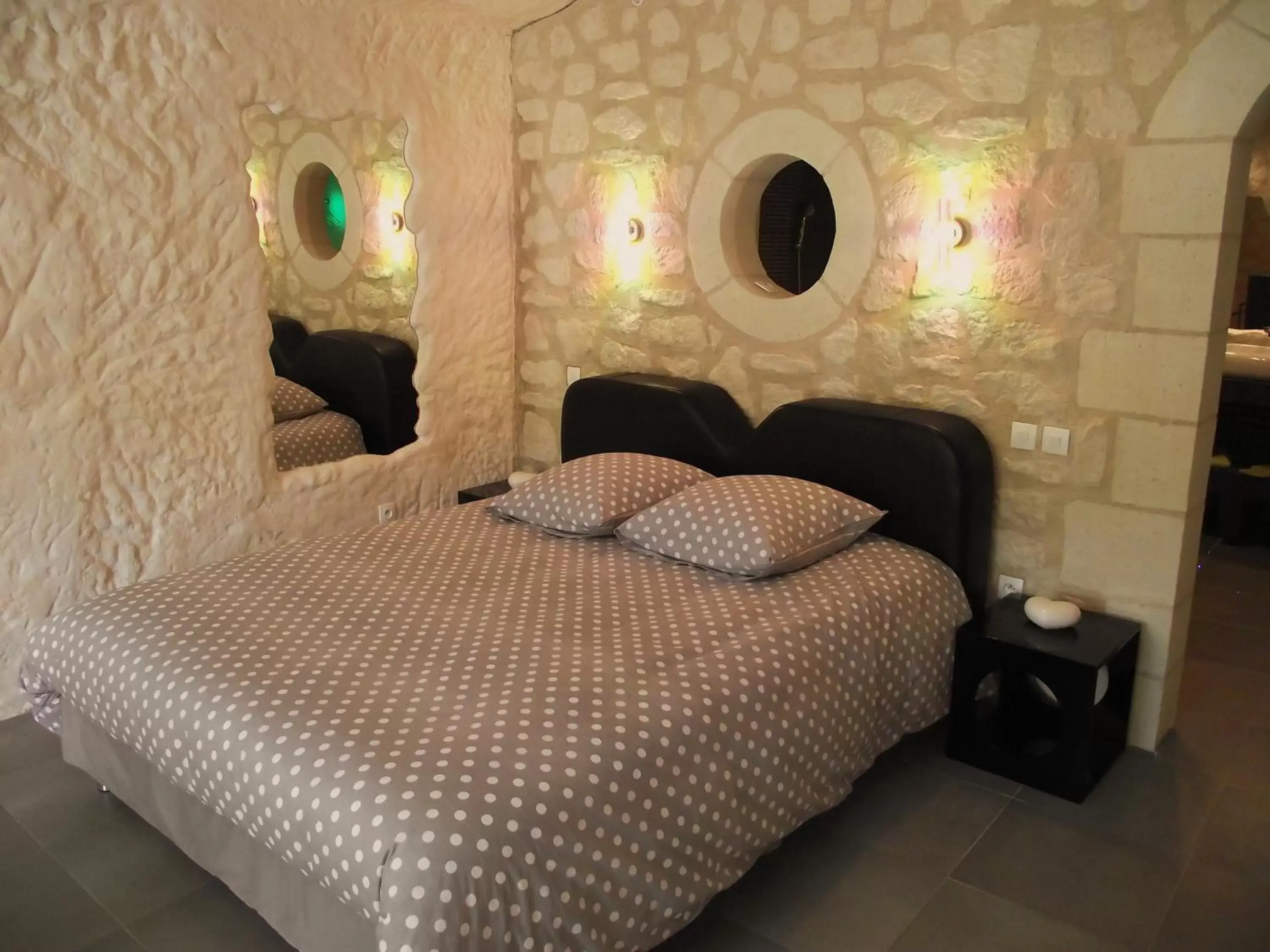 Bedroom, Bed in Troglodelice
