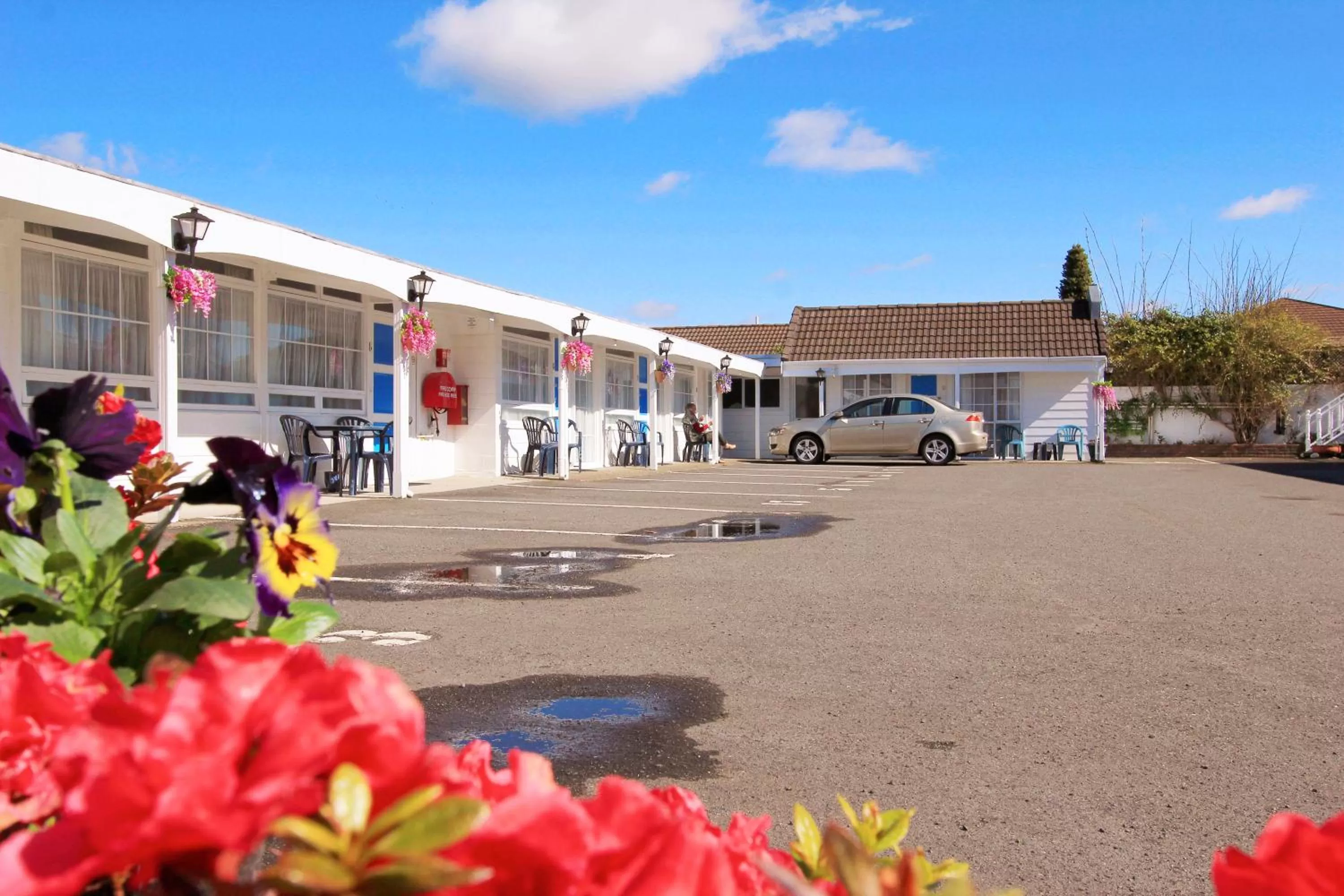 Facade/entrance in Golden Glow Motel