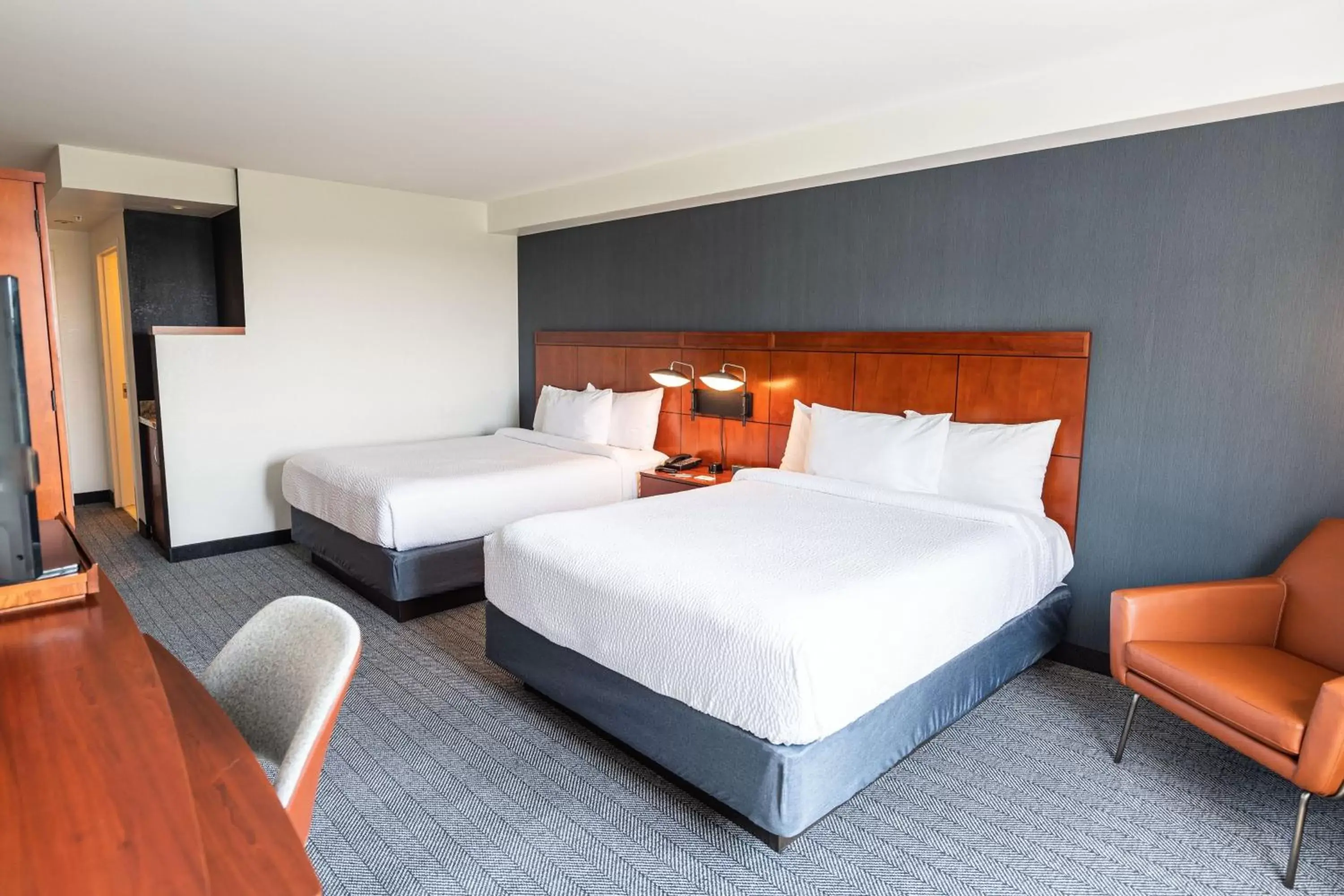 Photo of the whole room, Bed in Courtyard by Marriott Philadelphia Springfield