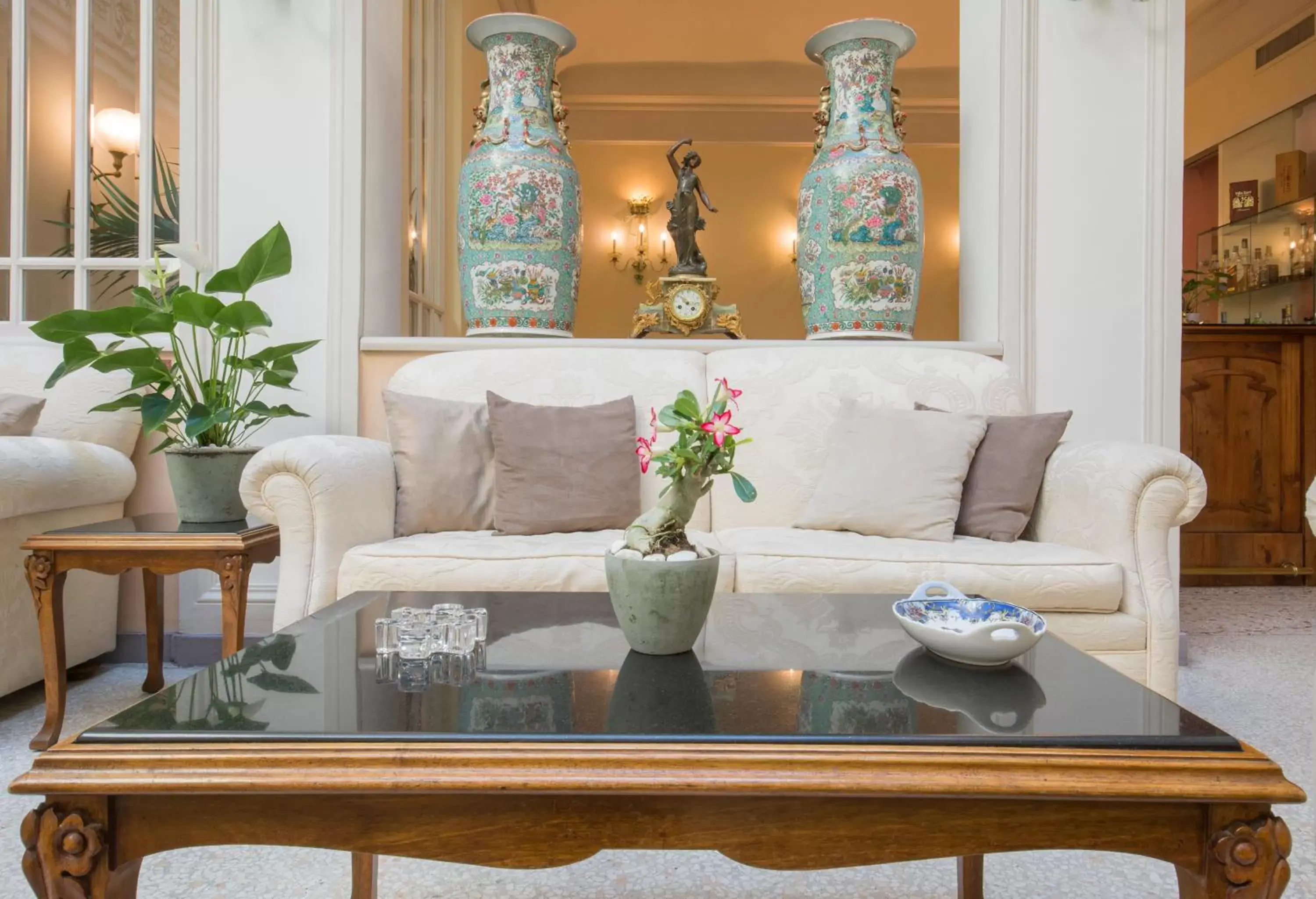 Decorative detail, Seating Area in Hotel Corona d'Oro