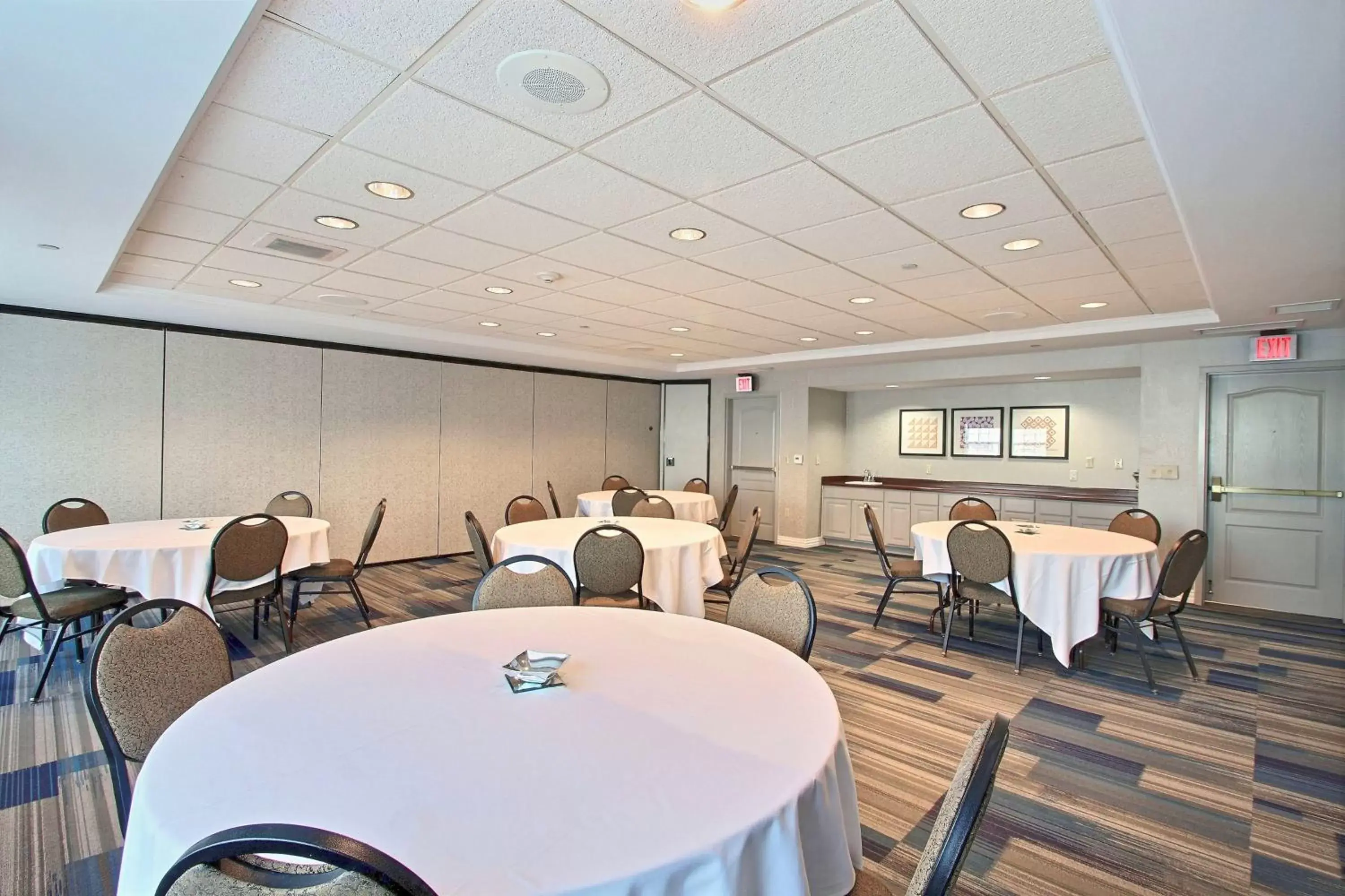 Meeting/conference room, Restaurant/Places to Eat in Holiday Inn Express Hotel & Suites Milwaukee Airport, an IHG Hotel