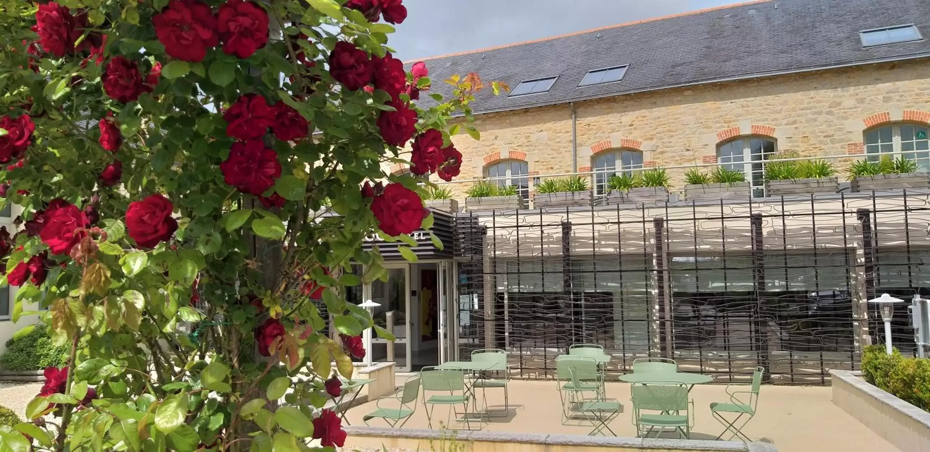 Patio, Property Building in Hôtel Ginkgo - SPA Biloba