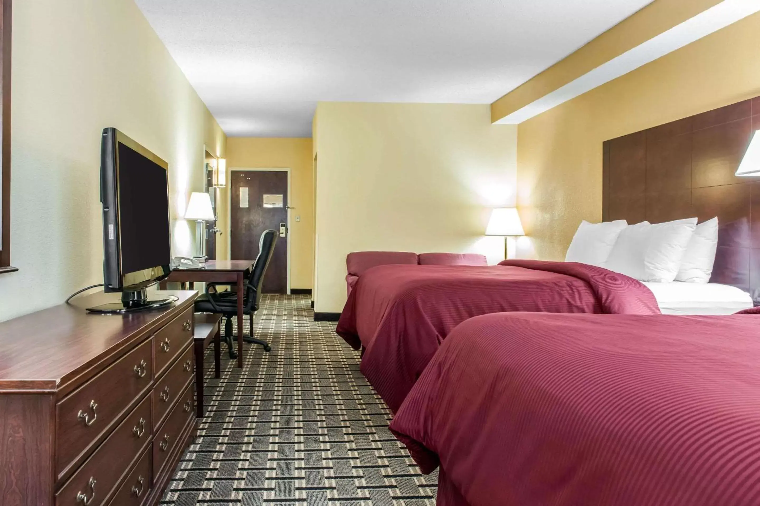 Photo of the whole room, Bed in Clarion Inn & Suites Northwest