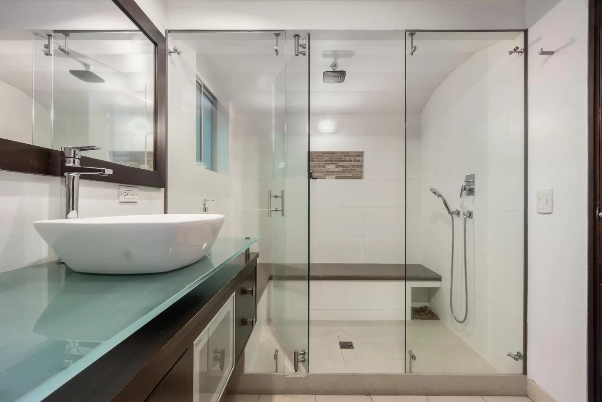 Shower in Apartamentos Poblado Alejandría by HOUSY HOST