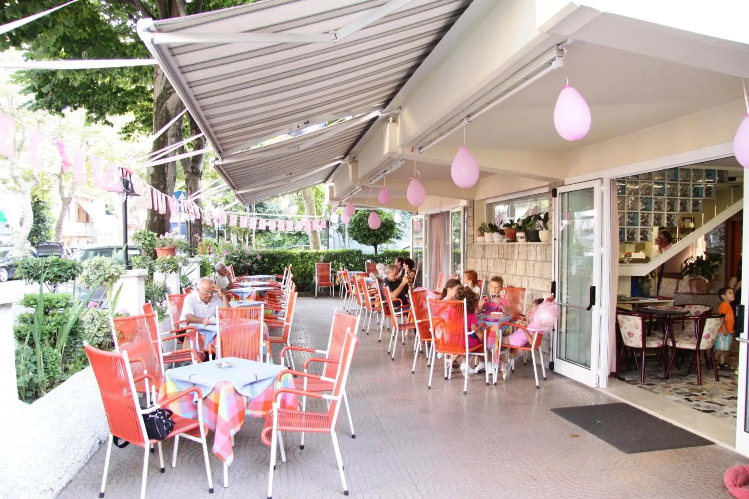 Patio, Restaurant/Places to Eat in Hotel Urania